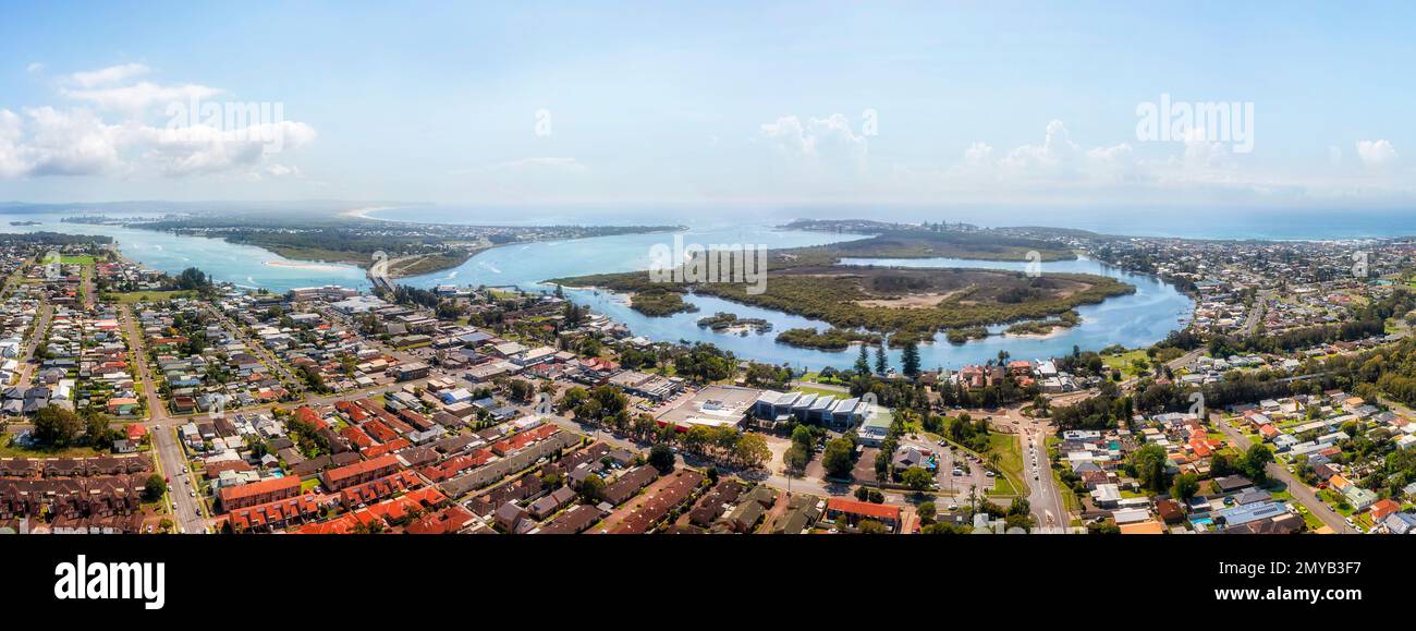 Panorama aereo sulla città di Swansea sulla costa del pacifico in Australia all'ingresso della laguna del Lago Macquarie al mare. Foto Stock