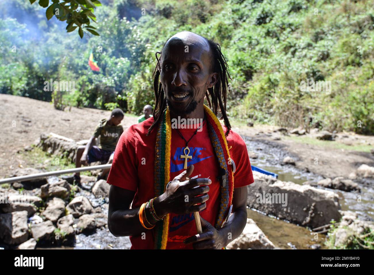 Un aderente della setta Rastafari predica durante la speciale riunione di preghiera e di culto del gruppo nella foresta Menengai di Bahati, vicino alla città di Nakuru. La comunità di Nakuru Rastafari ha denunciato la decisione del governo di introdurre colture modificate genetiche in Kenya, affermando che il paese è benedetto dalla disponibilità di terreni fertili. Chiedono al governo di affondare più fori di trivellazione per aumentare l'irrigazione invece di consentire sementi GM. Pochi mesi dopo che il presidente William Rito ha preso il governo, ha annunciato l'inversione di un divieto di 10 anni sulla coltivazione di GM per affrontare la sicurezza alimentare causata da consecut Foto Stock