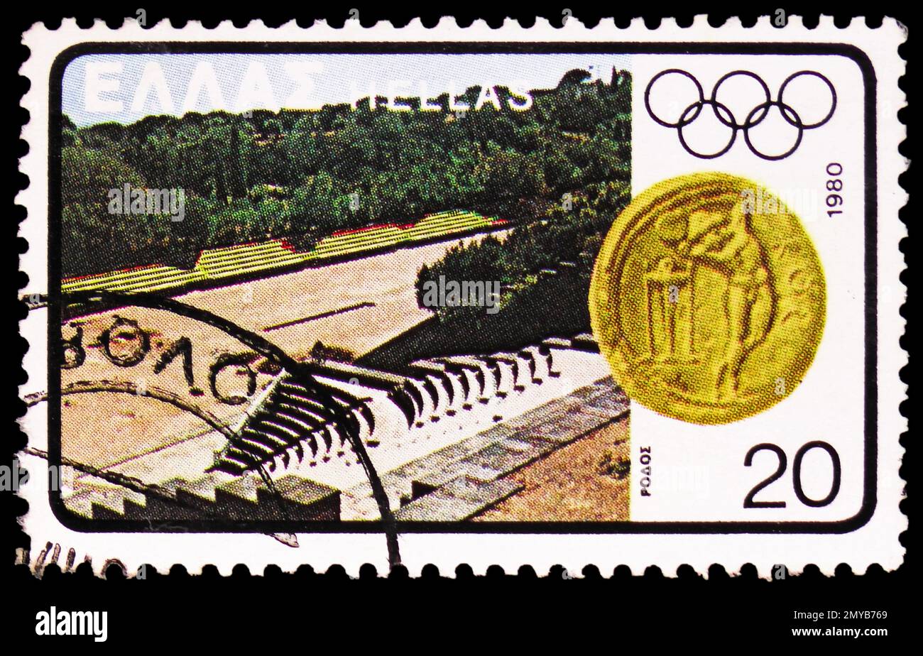 MOSCA, RUSSIA - 2 FEBBRAIO 2023: Francobollo stampato in Grecia mostra Stadio di Rodi, Coin da Kos, Giochi Olimpici estivi 1980 - Mosca serie, circ Foto Stock