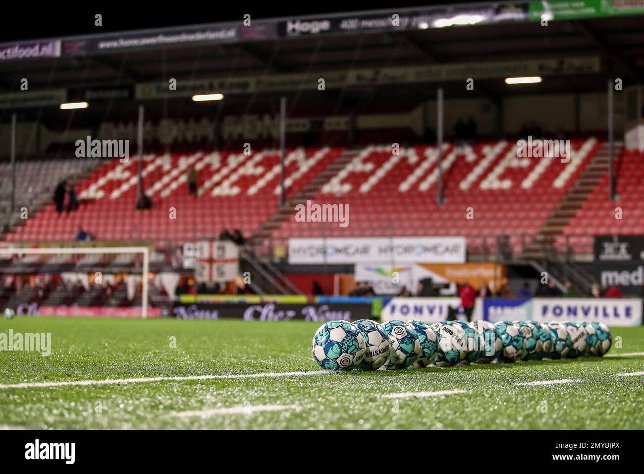 EMMEN, PAESI BASSI - 4 FEBBRAIO: Panoramica generale dello stadio con matchballs durante la partita di Eredivie tra il FC Emmen e Vitesse a De Oude Meerdijk il 4 febbraio 2023 a Emmen, Paesi Bassi (Foto di Pieter van der Woude/Orange Pictures) Foto Stock