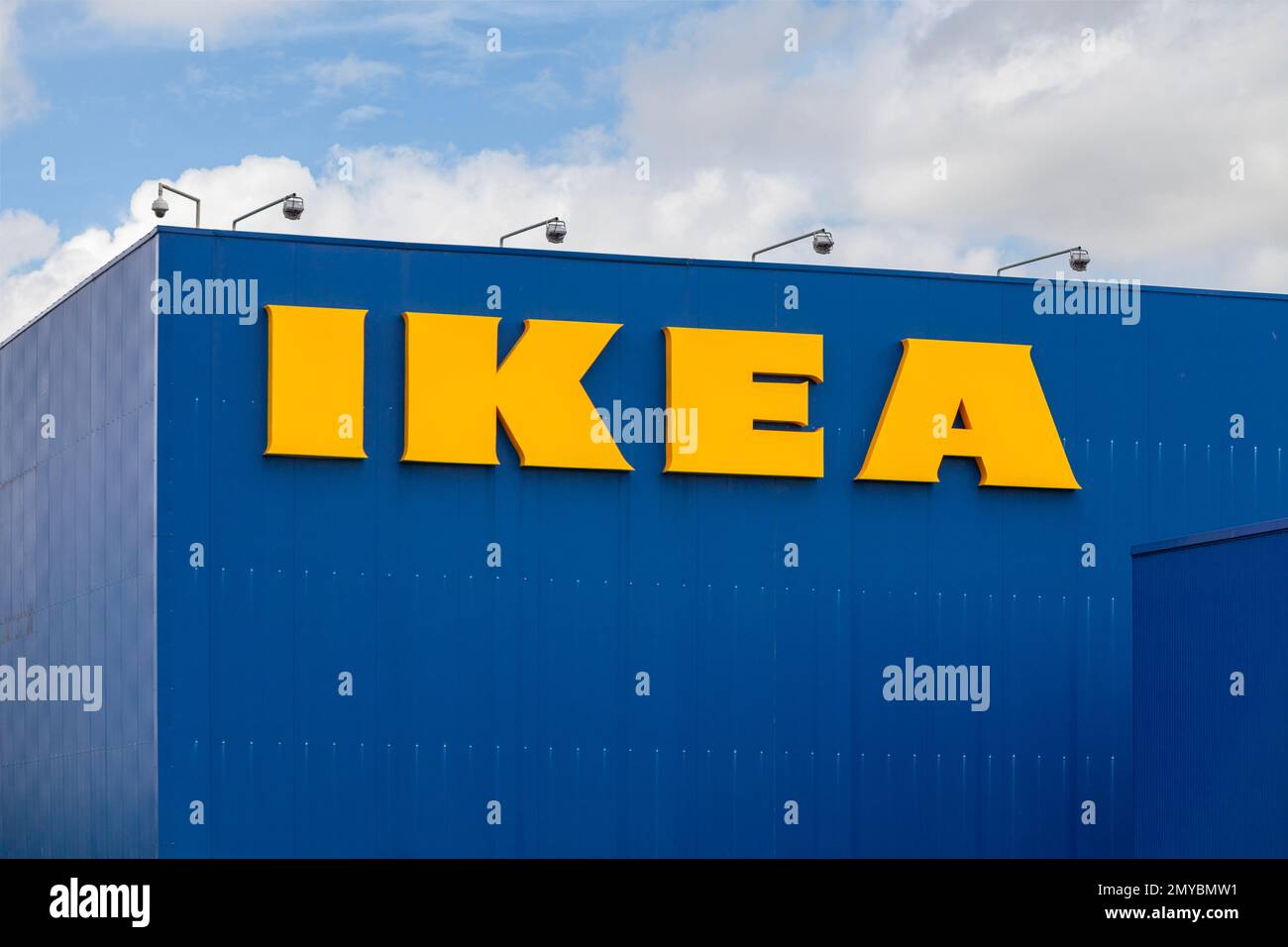 Brest, Francia - Ottobre 03 2022 : segno di IKEA, un conglomerato multinazionale svedese con sede nei Paesi Bassi. Foto Stock