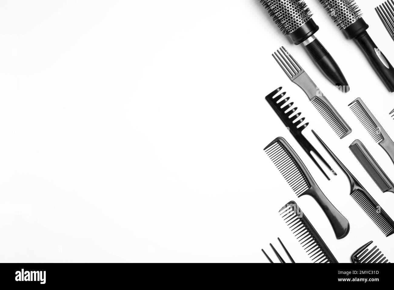 Composizione con pettini e spazzole su sfondo bianco, vista dall'alto Foto Stock