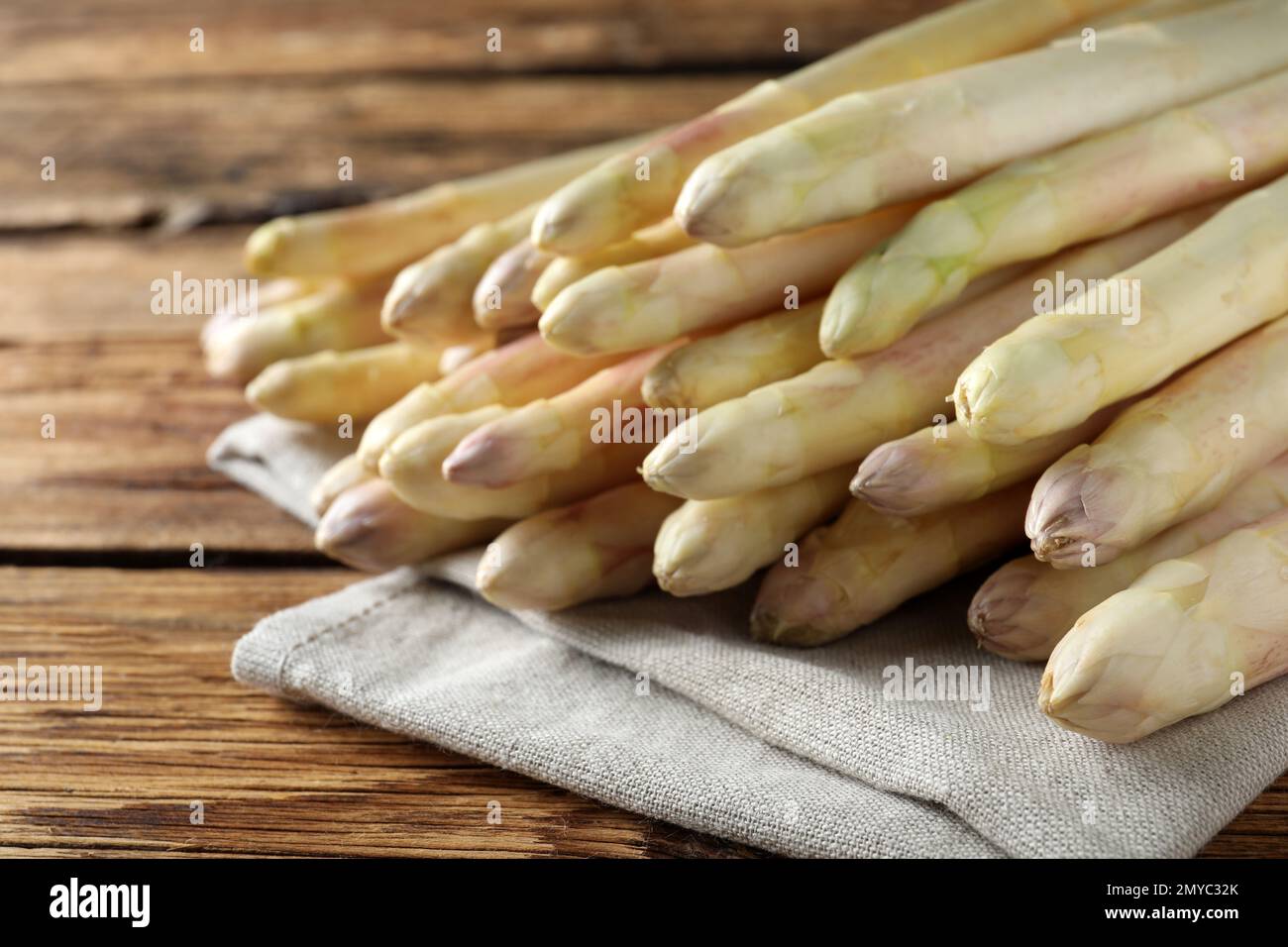 Asparagi bianchi freschi su tavolo di legno, primo piano Foto Stock