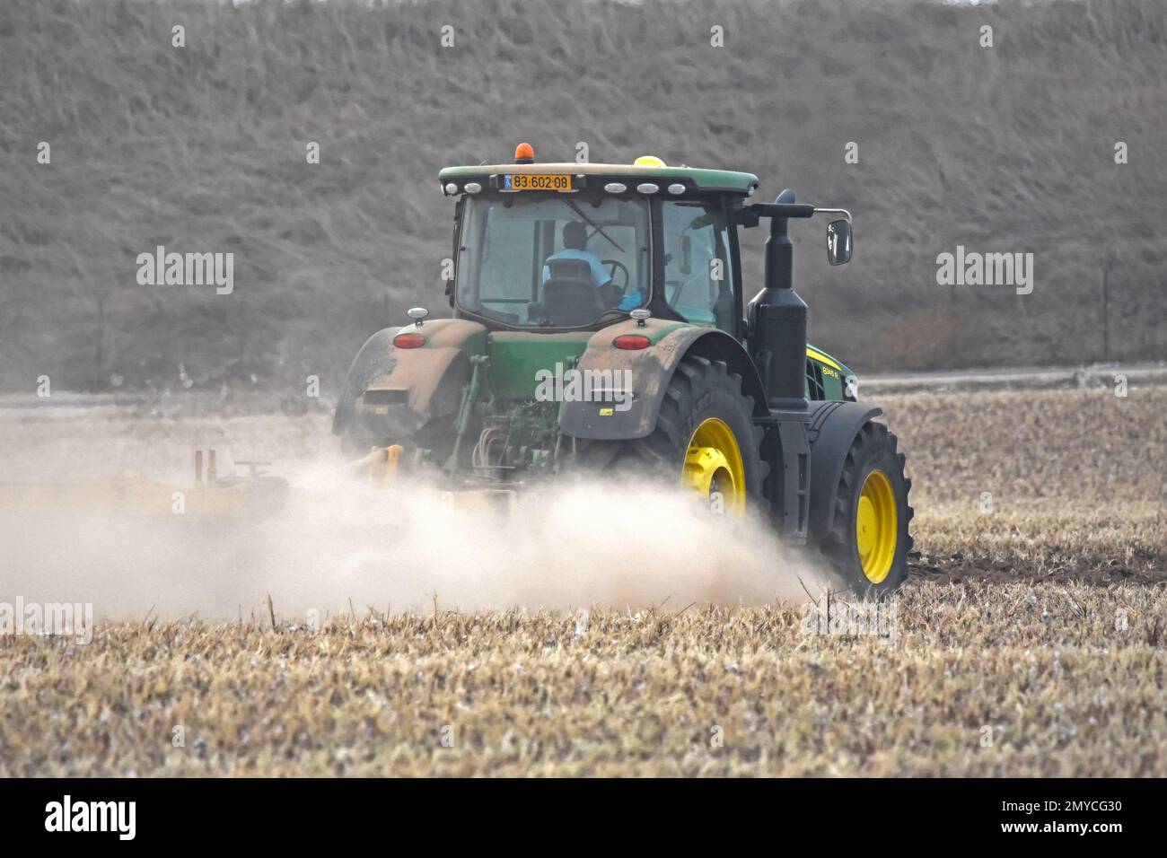Trattore che arava terreno nel campo Foto Stock