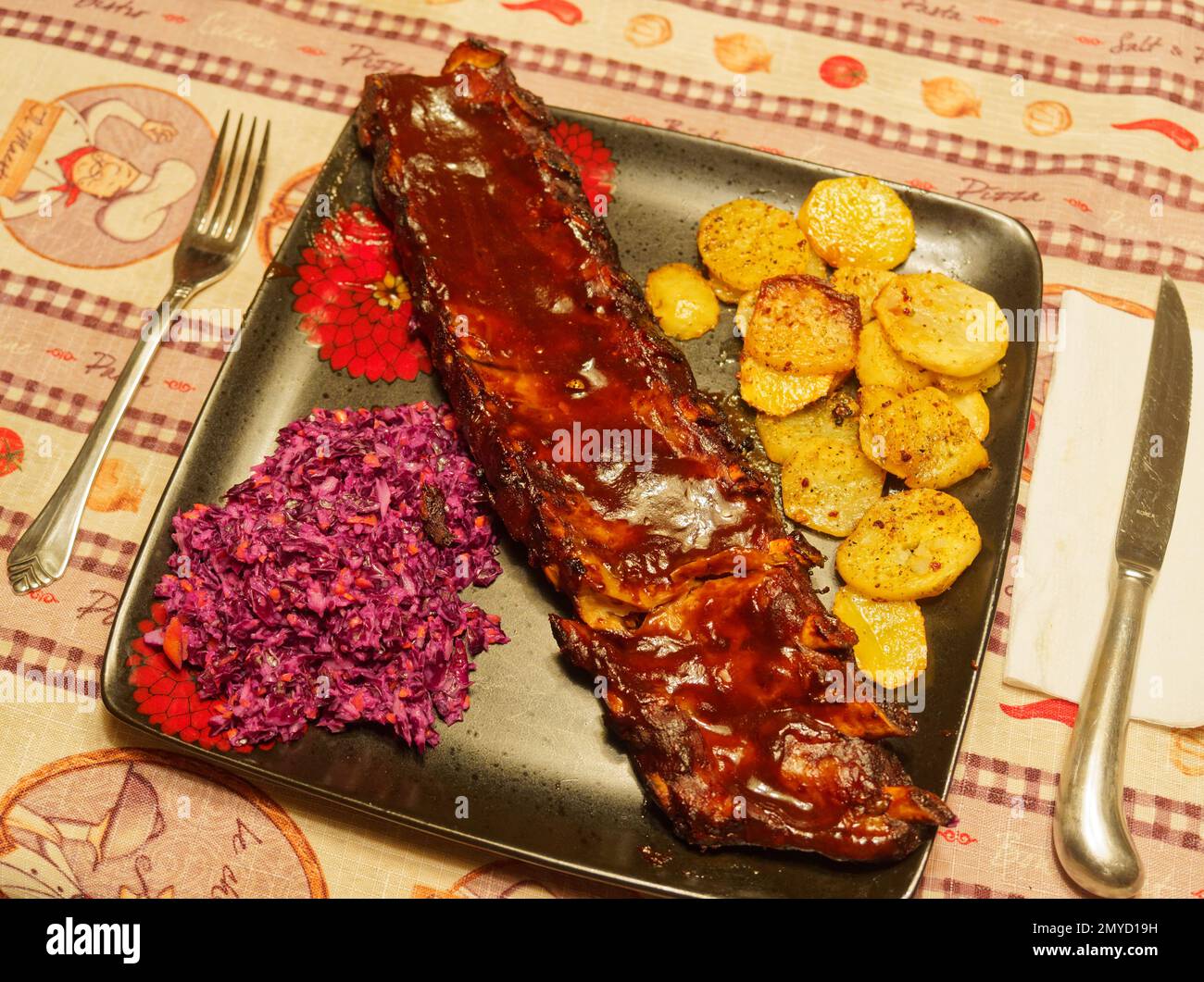 Cena fatta in casa con costolette di maiale alla griglia. Quebec, Canada. Foto Stock