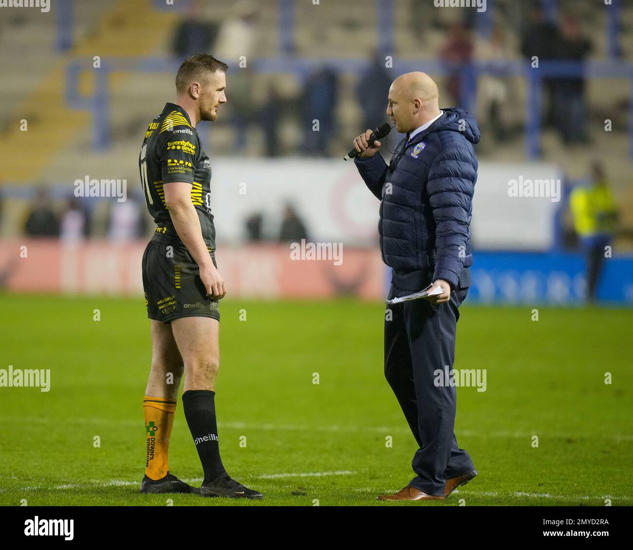 Ben Currie #11 di Warrington Wolves parla all'annunciatore dello stadio dopo la partita di Rugby League ben Currie testimonianza Warrington Wolves vs Leigh Leopards allo stadio Halliwell Jones, Warrington, Regno Unito, 4th febbraio 2023 (Foto di Steve Flynn/News Images) Foto Stock