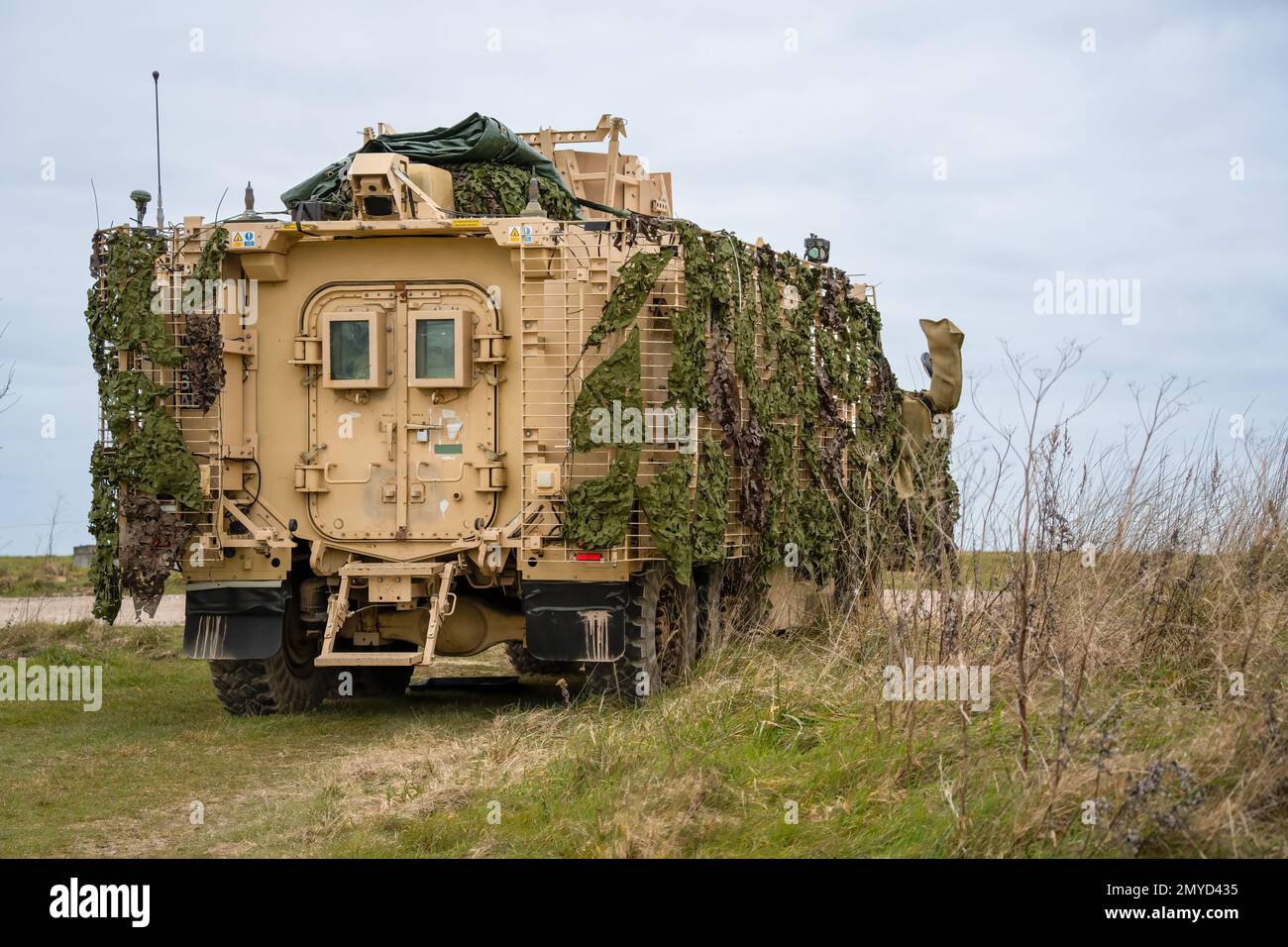 Primo piano di un veicolo di pattuglia protetto da Mastiff dell'esercito britannico sotto una rete verde di mimetizzazione Foto Stock
