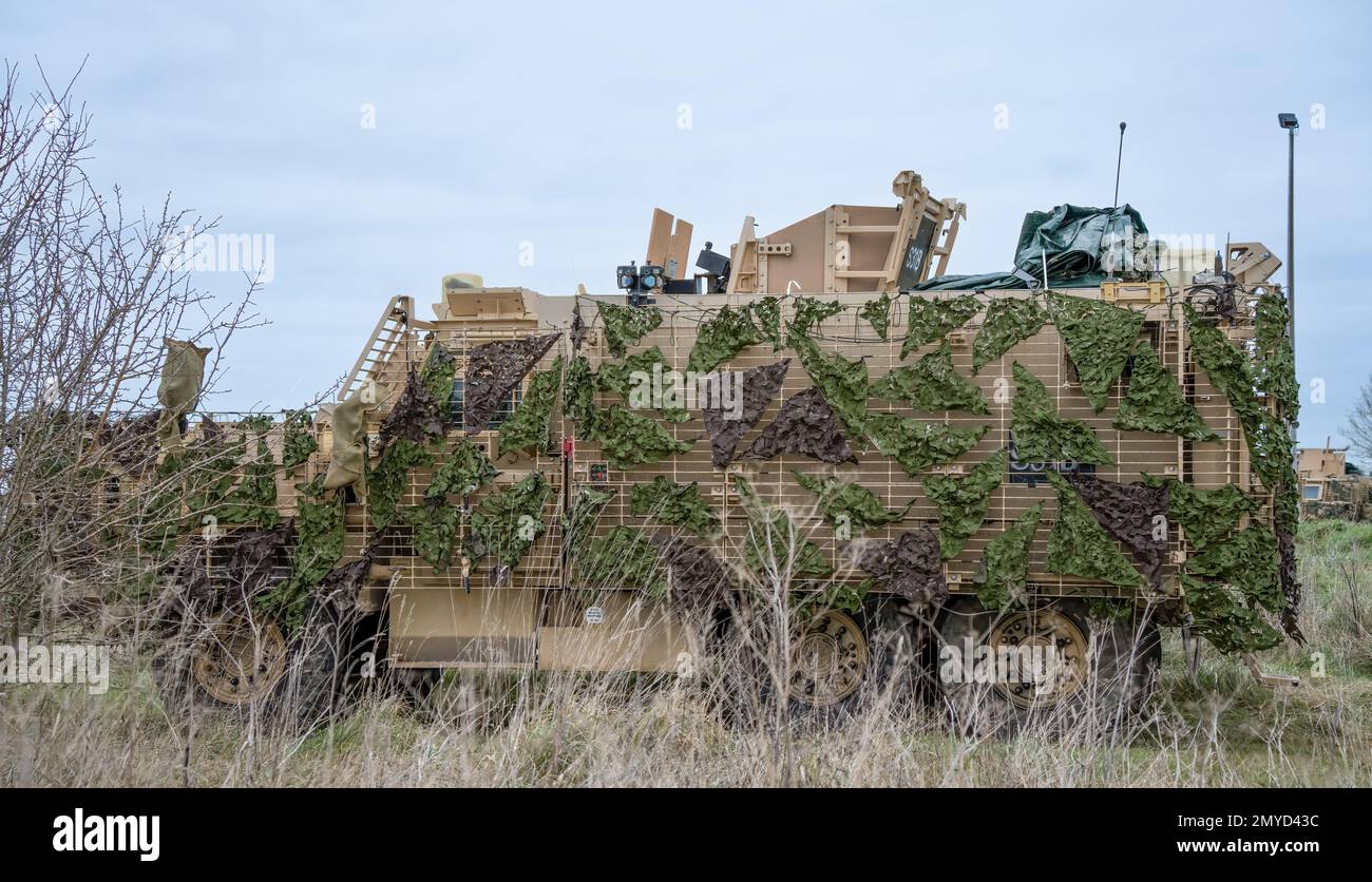 Primo piano di un veicolo di pattuglia protetto da Mastiff dell'esercito britannico sotto una rete verde di mimetizzazione Foto Stock