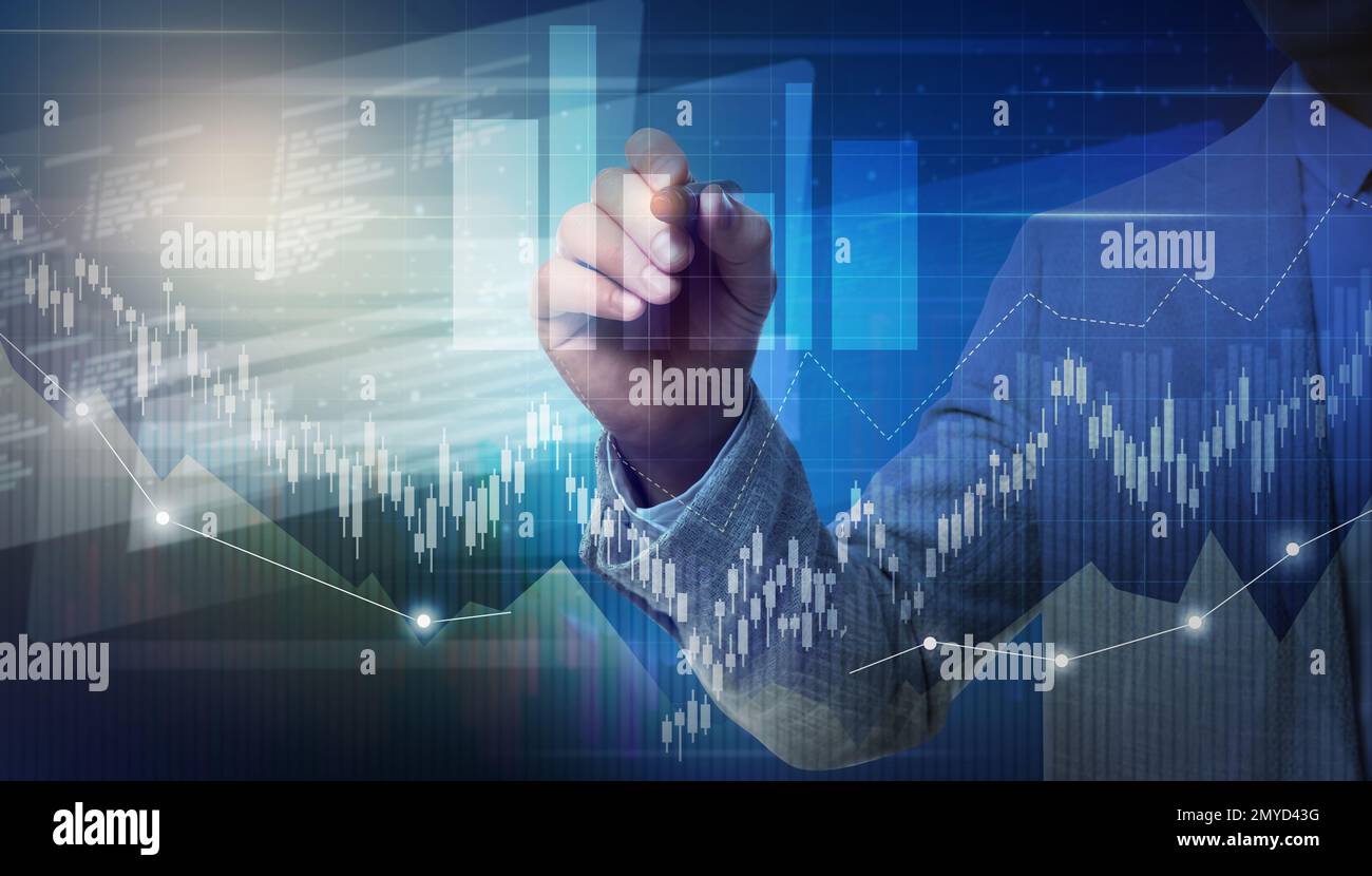 Commercio di Forex. Uomo che usa lo schermo virtuale, doppia esposizione Foto Stock