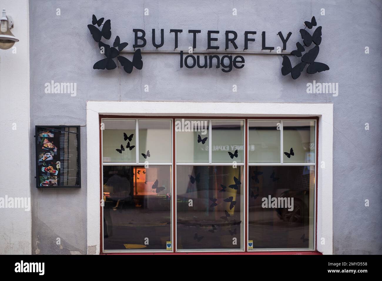 Tallinn, Estonia - 4 febbraio 2023: Butterfly Lounge - popolare cocktail bar a Tallinn. Foto Stock