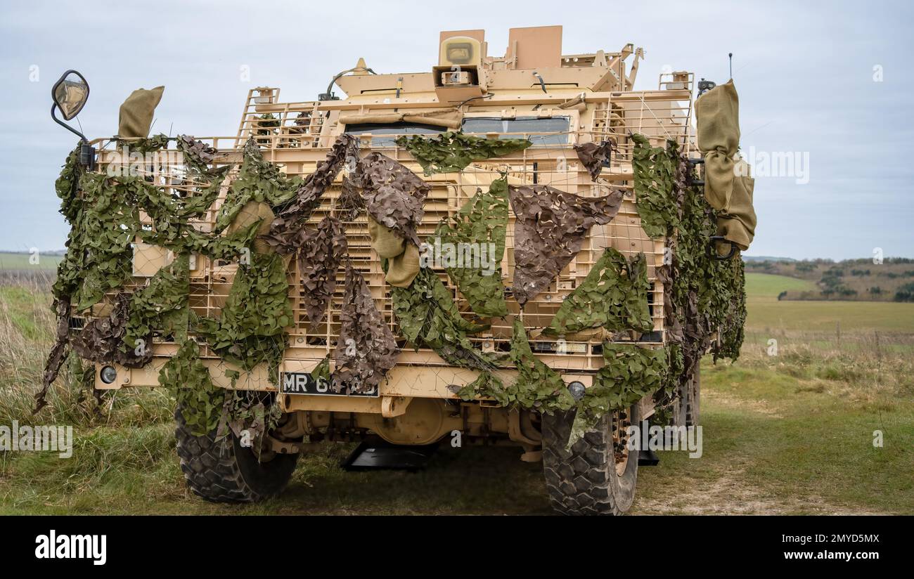 Primo piano di un veicolo di pattuglia protetto da Mastiff dell'esercito britannico sotto una rete verde di mimetizzazione Foto Stock