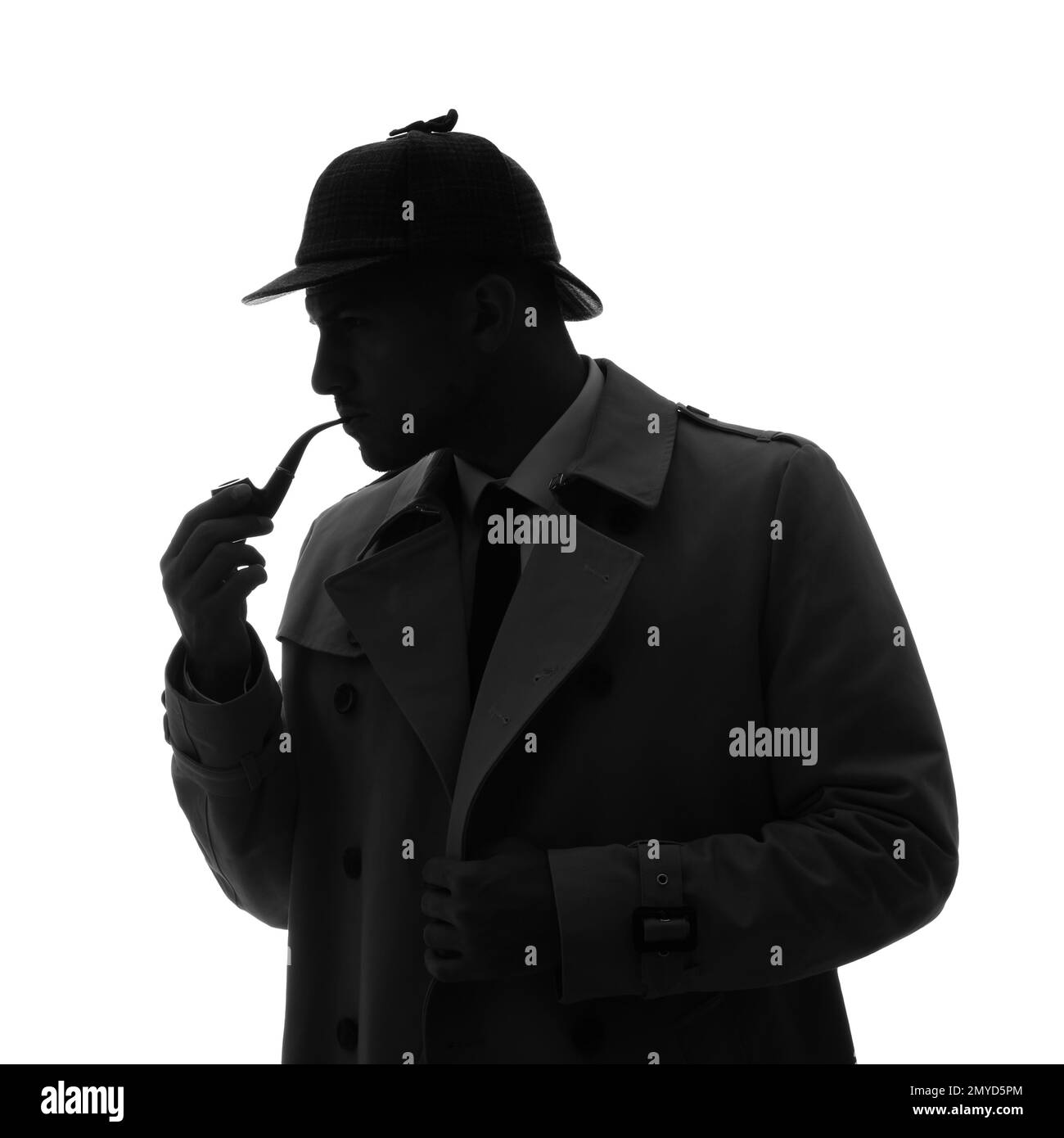 Detective vecchio stile con tubo da fumo su sfondo bianco Foto Stock