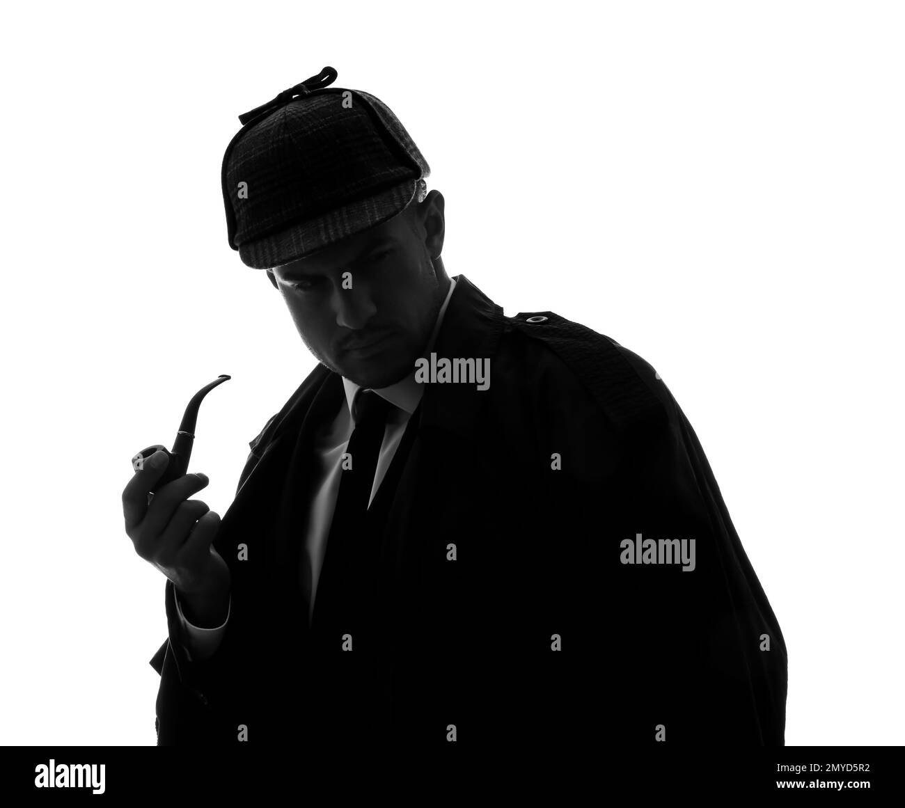 Detective vecchio stile con tubo da fumo su sfondo bianco Foto Stock