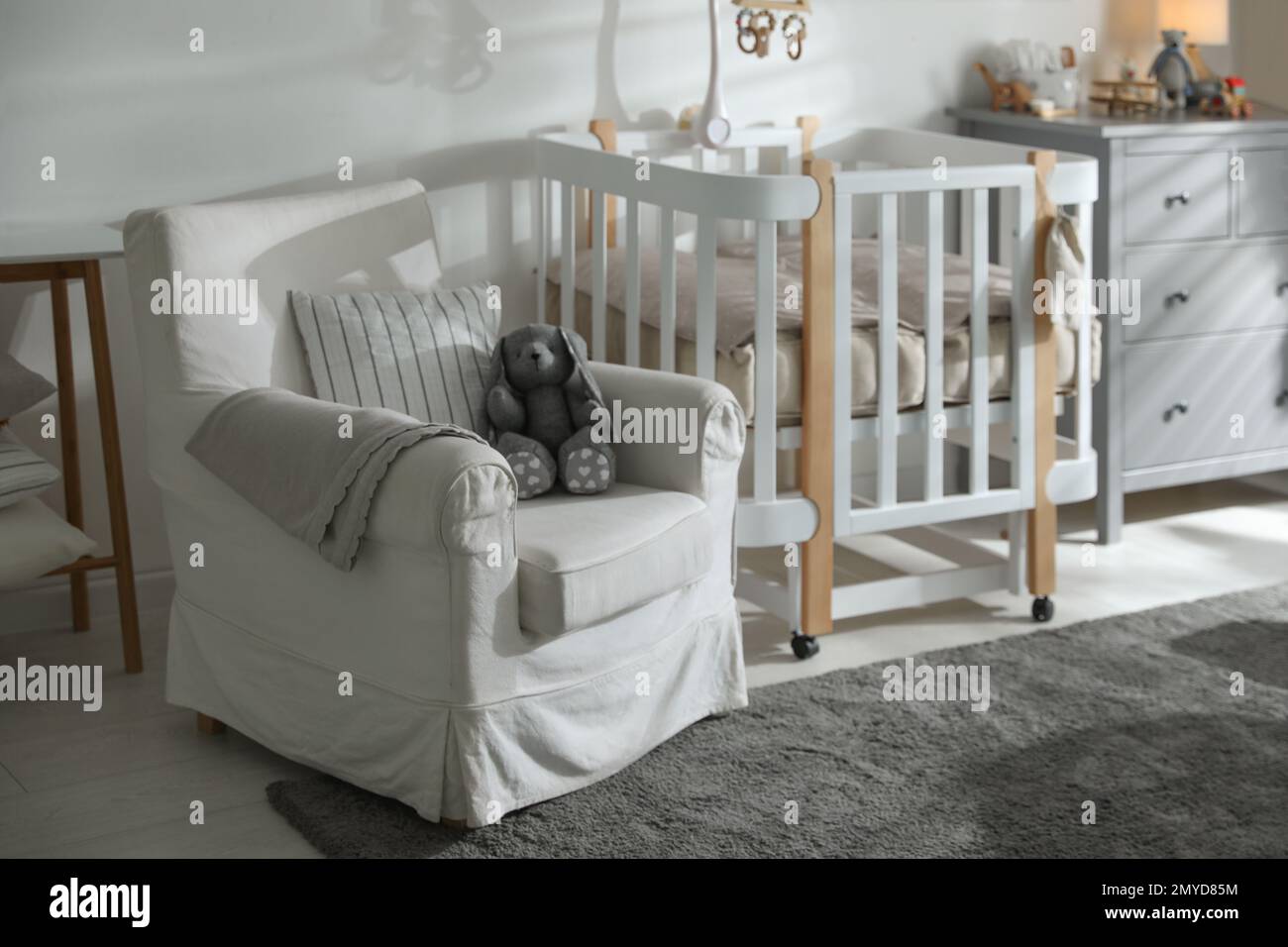 Camera per bambini interna con culla e poltrona. Idea per il design Foto  stock - Alamy