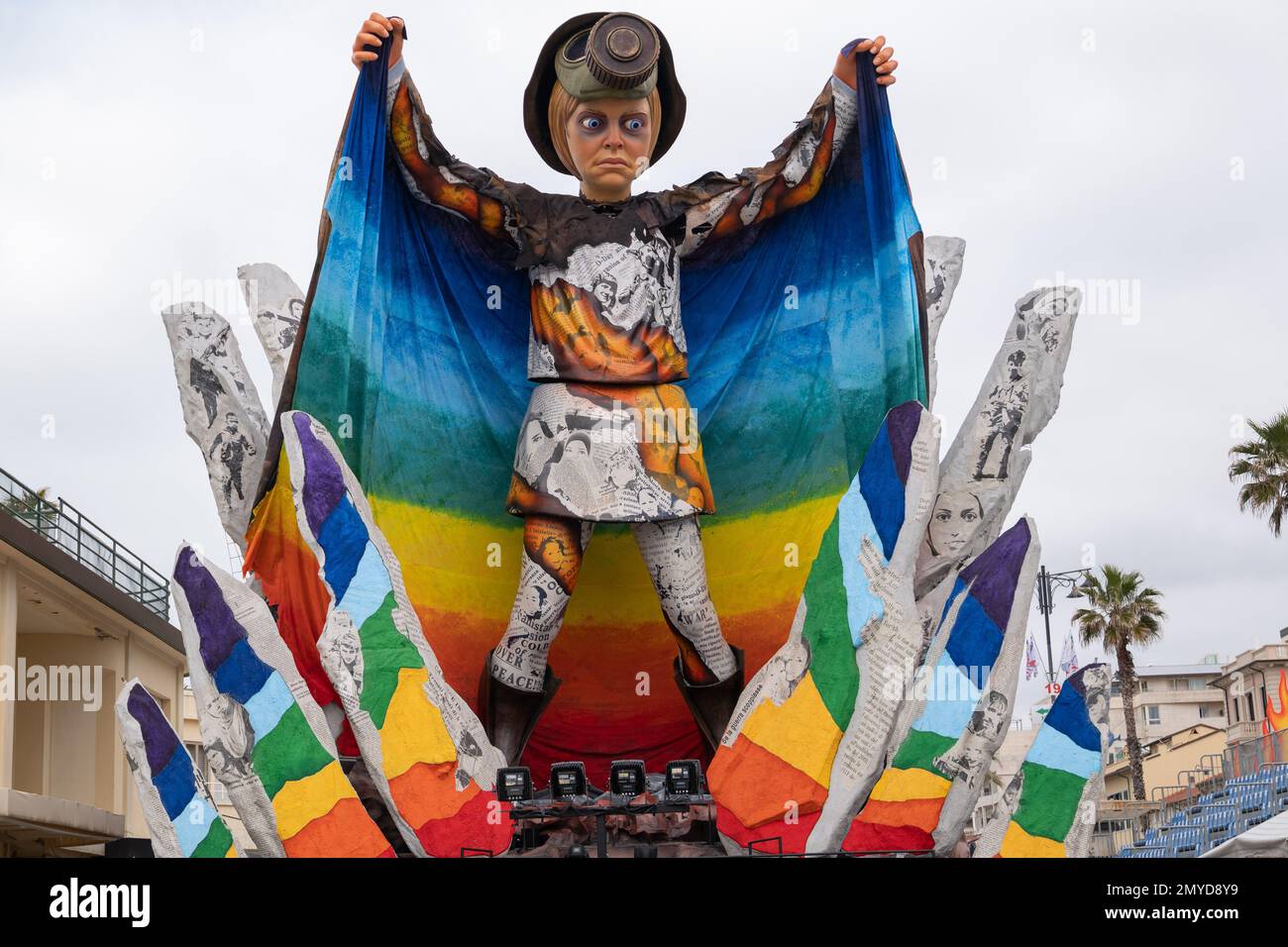 Viareggio, Italia. 4th Feb 2023. La 1st° categoria Cariota della Pace Armed di Alessandro Avanzini sfilano lungo i viali del mare durante la prima sfilata del Carnevale di Viareggio 2023. Viareggio (LU) Credit: Independent Photo Agency Srl/Alamy Live News Foto Stock