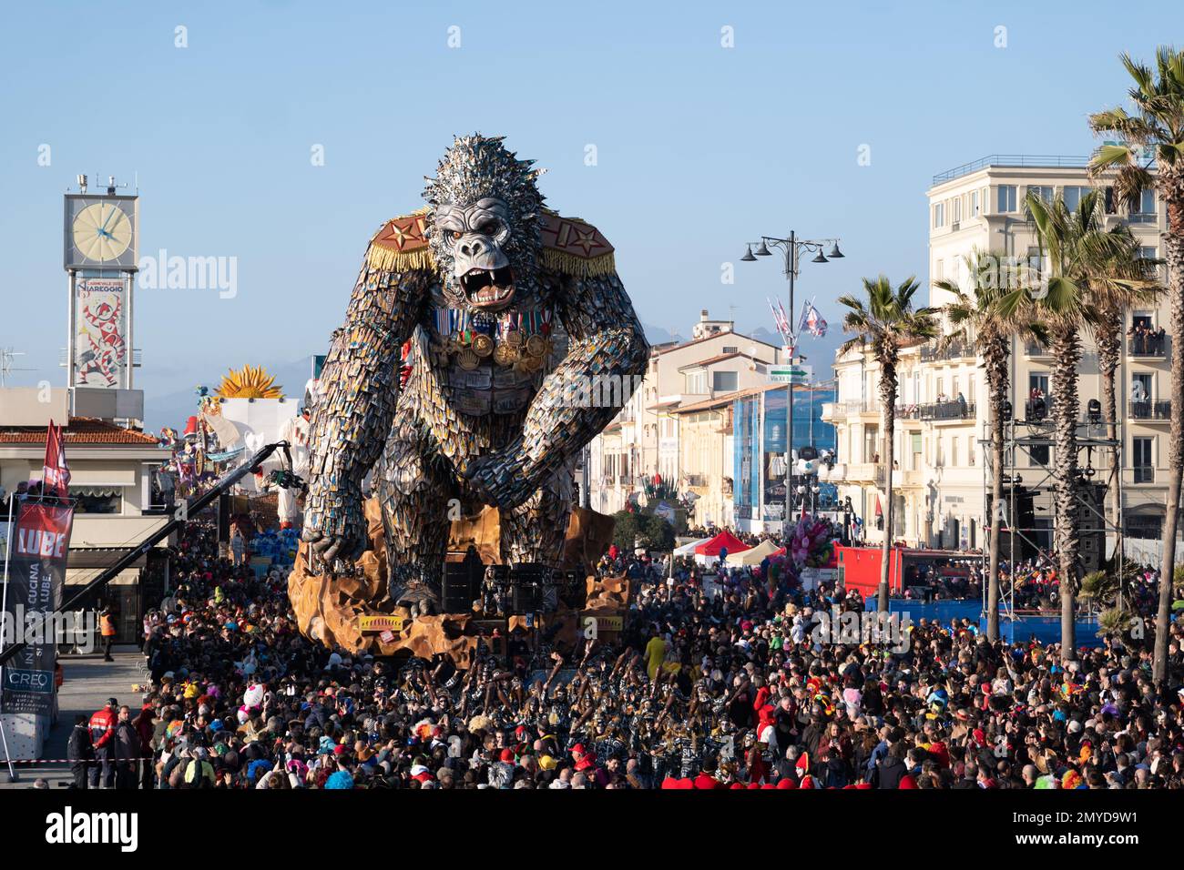 Viareggio, Italia. 4th Feb 2023. La 1st Categoria Cart evoluzione delle specie Umberto, Stefano, Michele Cinquini e Silvia Cirri sfilano lungo i viali sul mare durante la prima sfilata del Carnevale di Viareggio 2023. Viareggio (LU) Credit: Independent Photo Agency Srl/Alamy Live News Foto Stock