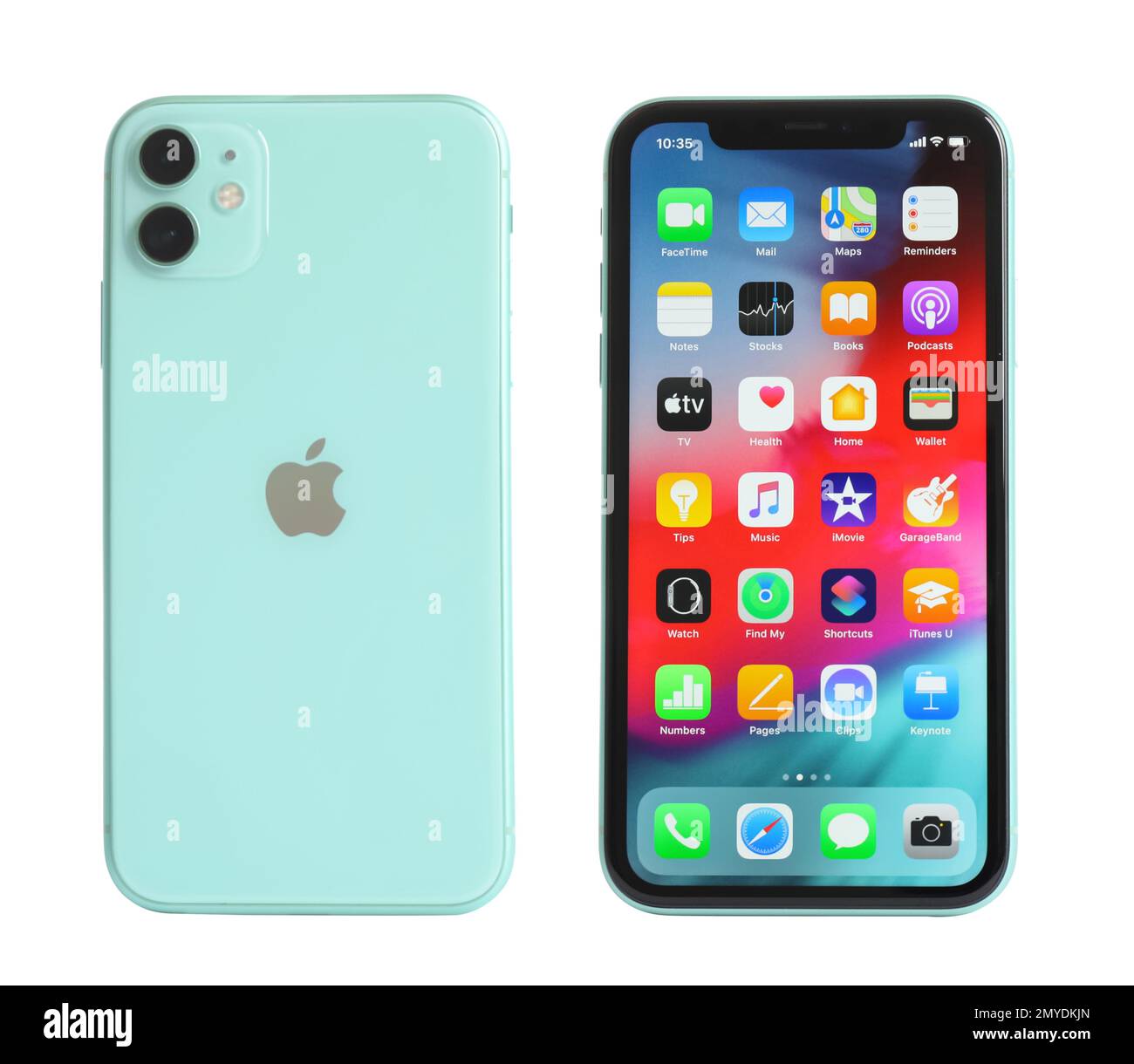 MYKOLAIV, UCRAINA - 07 LUGLIO 2020: Nuovo moderno iPhone 11 con schermata iniziale su sfondo bianco, vista posteriore e frontale Foto Stock