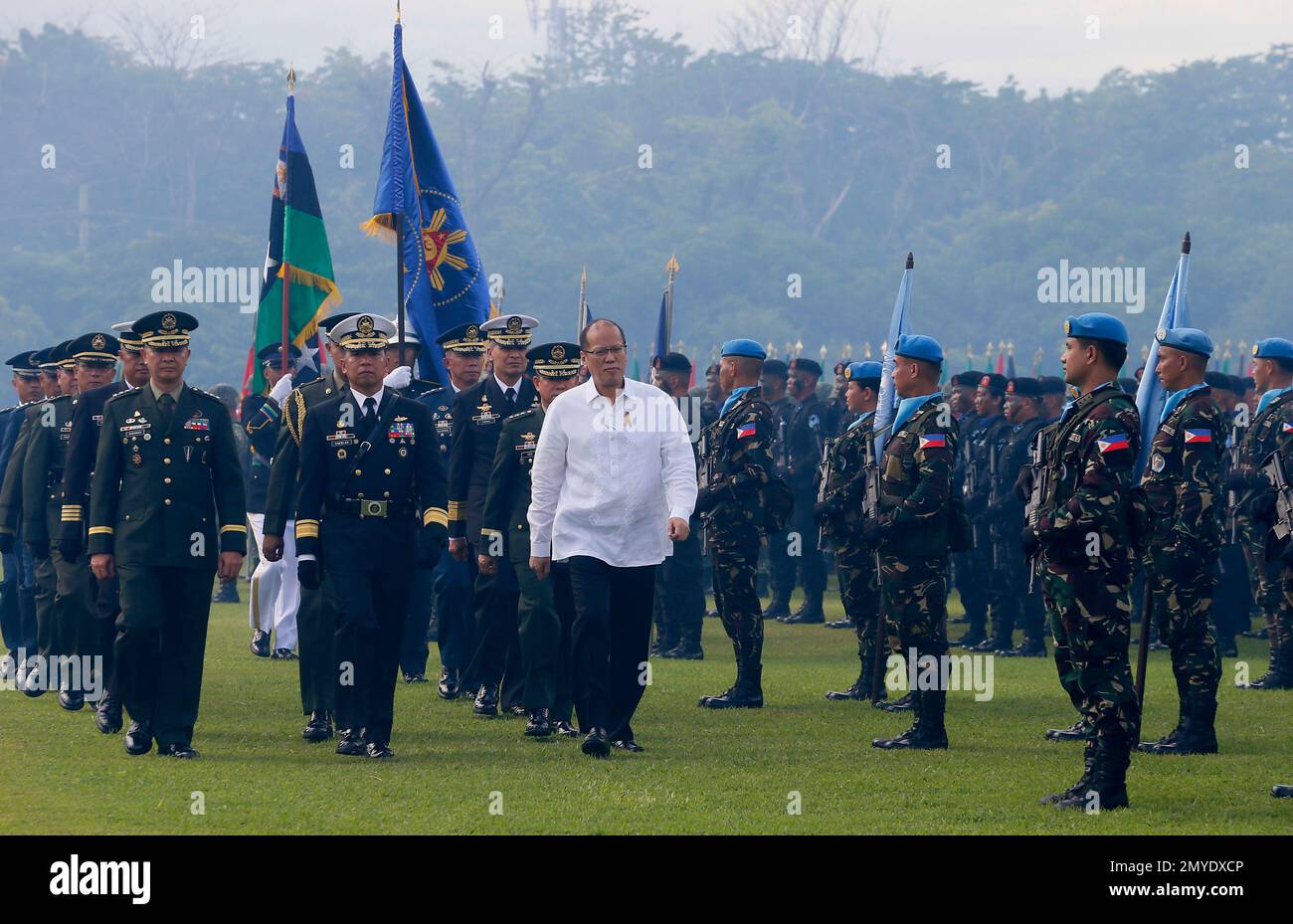 Outgoing Philippine President Benigno Aquino III reviews the troops during a testimonial parade in his honor Monday, June 27, 2016 at Camp Aguinaldo in suburban Quezon city northeast of Manila, Philippines. Aquino will relinquish his post on June 30 to President-elect Rodrigo Duterte. (AP Photo/Bullit Marquez) Foto Stock
