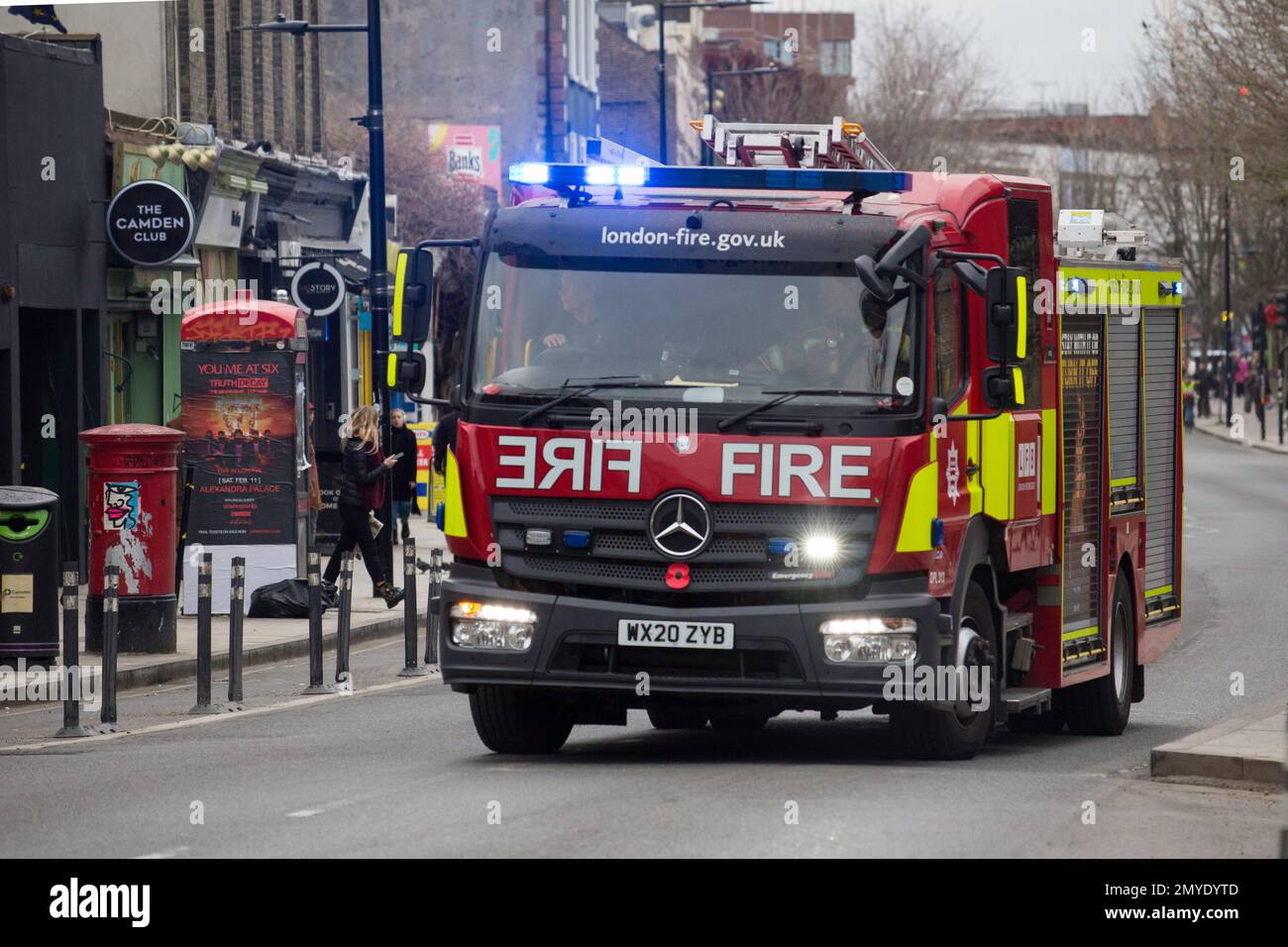 London Fire brigade Fire Engine con luci blu lampeggianti Camden High Street Foto Stock