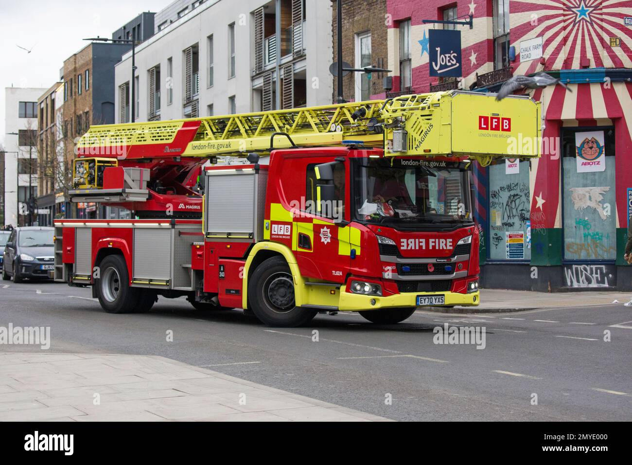 London Fire brigade Fire Engine con luci blu lampeggianti Camden High Street Foto Stock