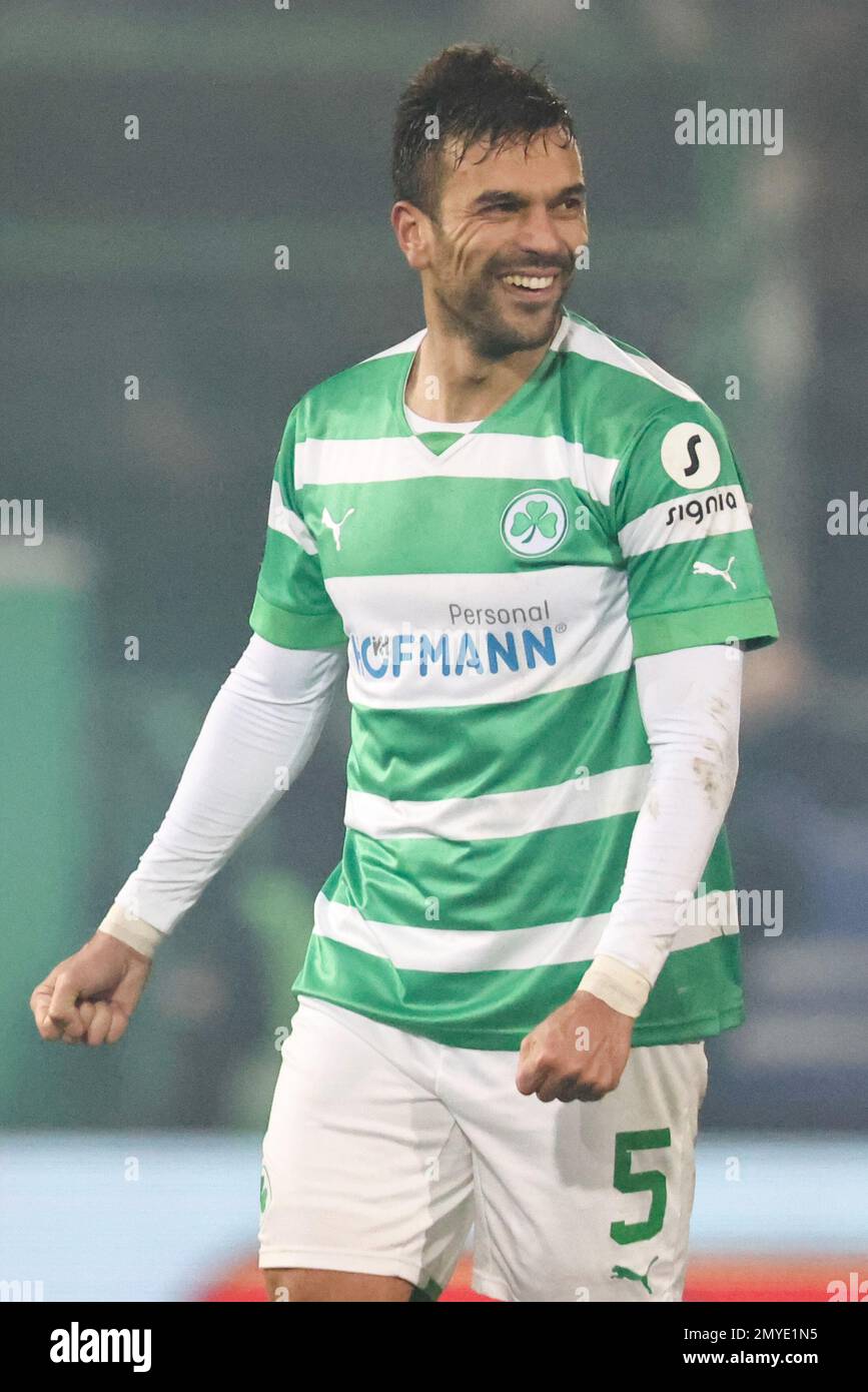 04 febbraio 2023, Baviera, Fürth: Calcio: 2nd Bundesliga, SpVgg Greuther Fürth - 1. FC Nürnberg, giorno 19 allo Sportpark Ronhof Thomas Sommer. Oussama Haddadi di Fürth celebra la vittoria della sua squadra dopo il fischio finale. Foto: Daniel Karmann/dpa - NOTA IMPORTANTE: Conformemente ai requisiti della DFL Deutsche Fußball Liga e della DFB Deutscher Fußball-Bund, è vietato utilizzare o utilizzare fotografie scattate nello stadio e/o della partita sotto forma di sequenze di immagini e/o serie di foto simili a un video. Foto Stock