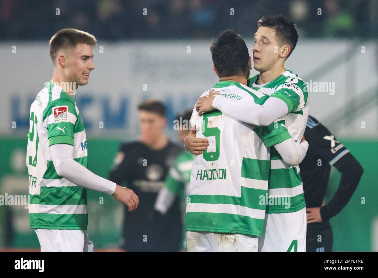 04 febbraio 2023, Baviera, Fürth: Calcio: 2nd Bundesliga, SpVgg Greuther Fürth - 1. FC Nürnberg, giorno 19 allo Sportpark Ronhof Thomas Sommer. Gian-Luca Itter di Fürth (l-r), Oussama Haddadi e Damian Michalski celebrano la vittoria della sua squadra dopo il fischio finale. Foto: Daniel Karmann/dpa - NOTA IMPORTANTE: Conformemente ai requisiti della DFL Deutsche Fußball Liga e della DFB Deutscher Fußball-Bund, è vietato utilizzare o utilizzare fotografie scattate nello stadio e/o della partita sotto forma di sequenze di immagini e/o serie di foto simili a un video. Foto Stock