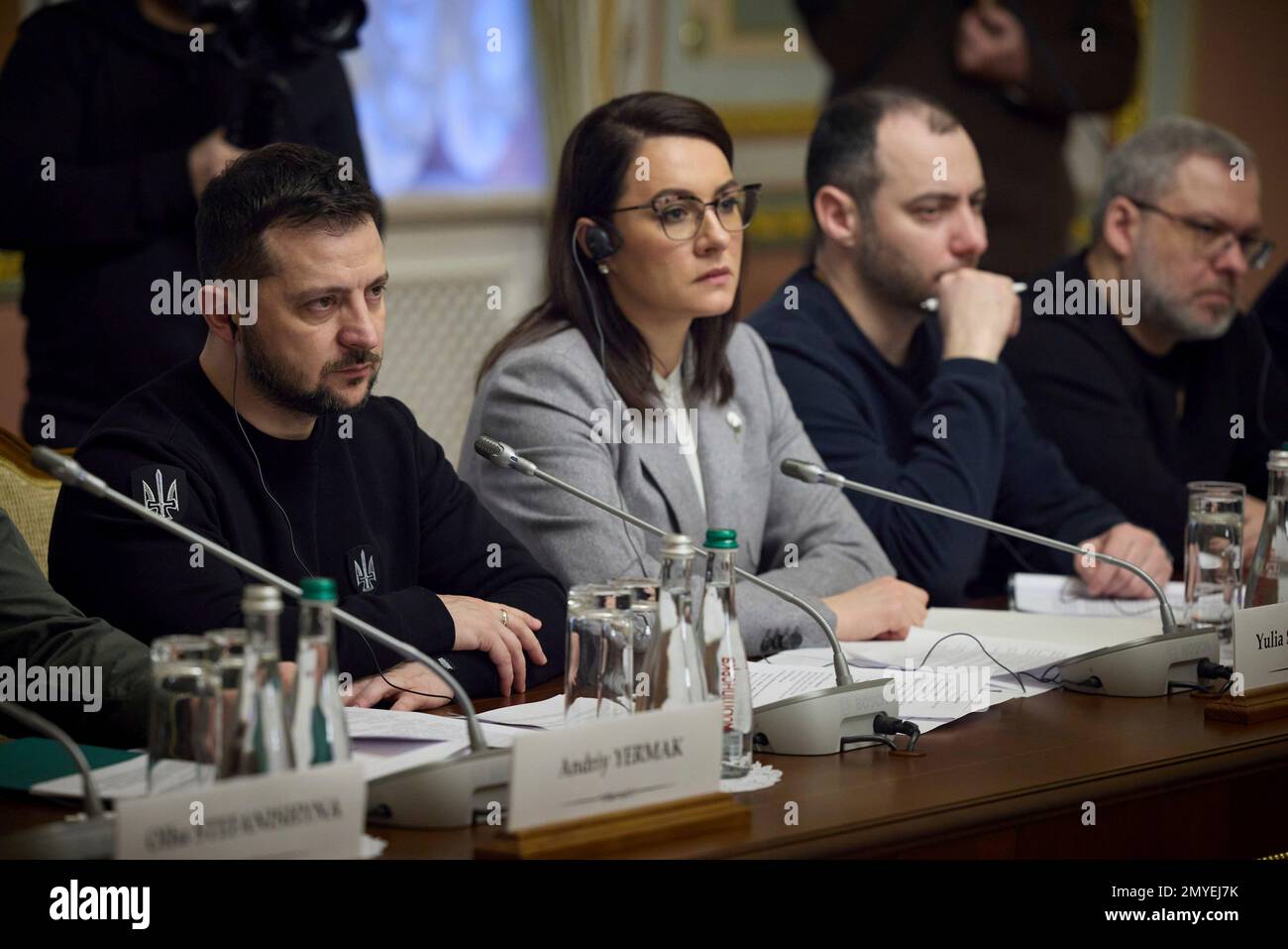 Kiev, Ucraina. 03rd Feb, 2023. Il presidente ucraino Volodymyr Zelenskyy, di sinistra, primo vice primo ministro Yulia Svyrydenko, di centro, e il ministro delle infrastrutture Oleksandr Kubrakov, di destra, ascoltano durante il vertice UE-Ucraina del 24th con la delegazione europea guidata dal presidente della Commissione europea Ursula von der Leyen, E Presidente del Consiglio europeo Charles Michel, al Palazzo Mariinsky, 3 febbraio 2023 a Kiev, Ucraina. Credit: Foto piscina/Ufficio stampa presidenziale ucraino/Alamy Live News Foto Stock