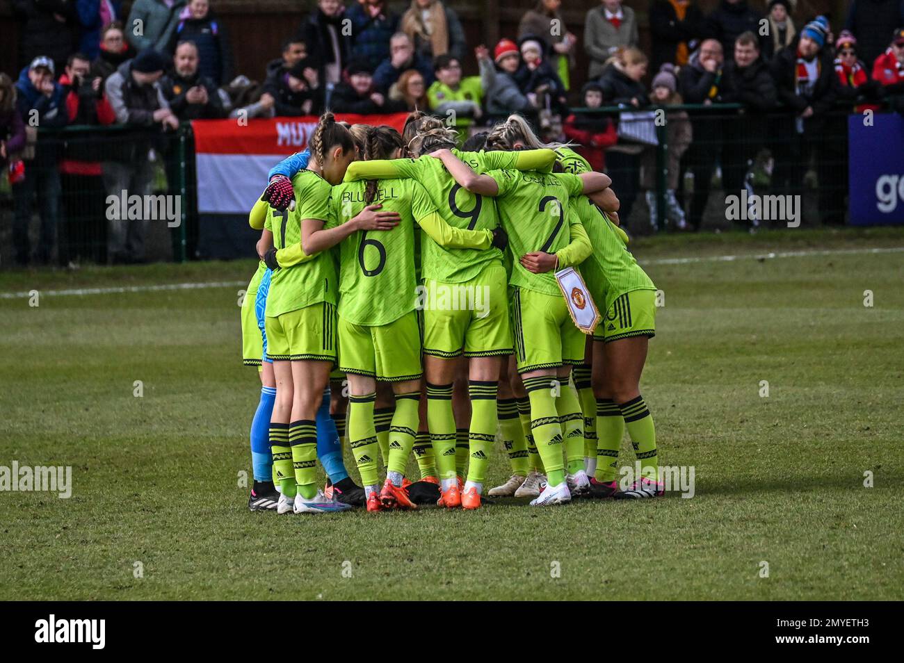 Le donne del Manchester United si accoccolano davanti al loro legame della fa Cup femminile con le donne Sunderland AFC. Foto Stock