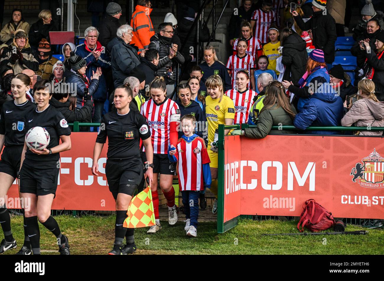 I giocatori di Sunderland AFC Women e Manchester United Women entrano in campo davanti al cravatta della fa Cup femminile. Foto Stock