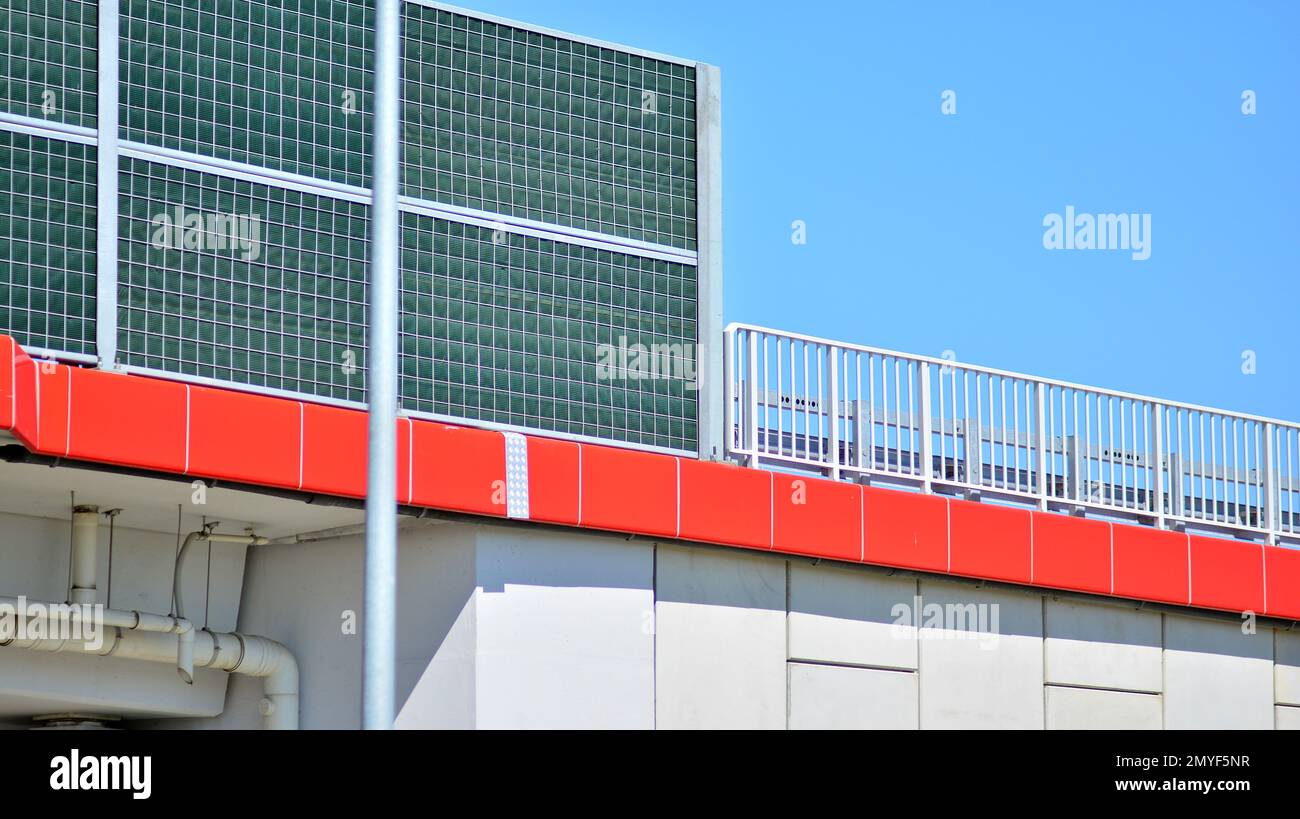 Barriere di sicurezza in autostrada. Barriera di sicurezza in acciaio anodizzato su ponte autostradale. Foto Stock