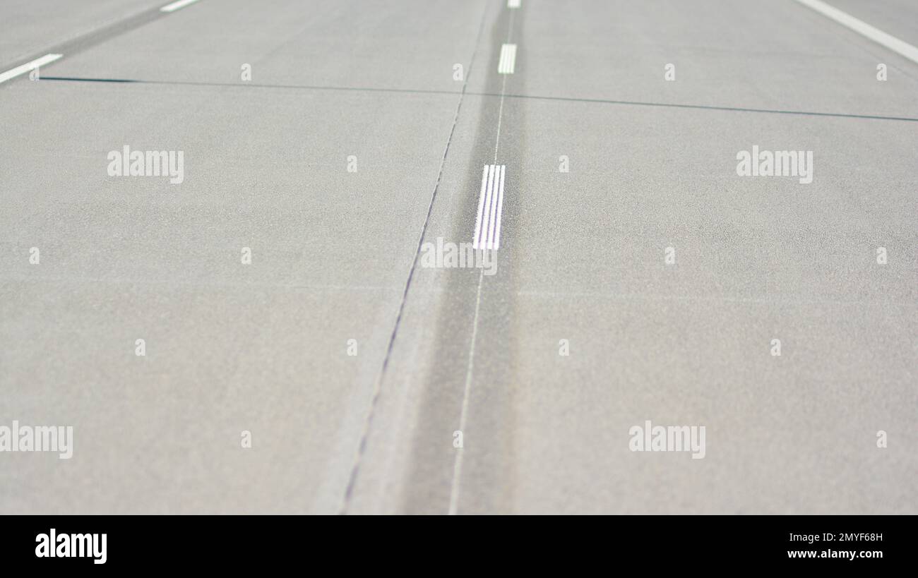 Autostrada diritta e moderna in cemento con segnaletica stradale chiara. Infrastruttura del sistema stradale dei trasporti. Foto Stock