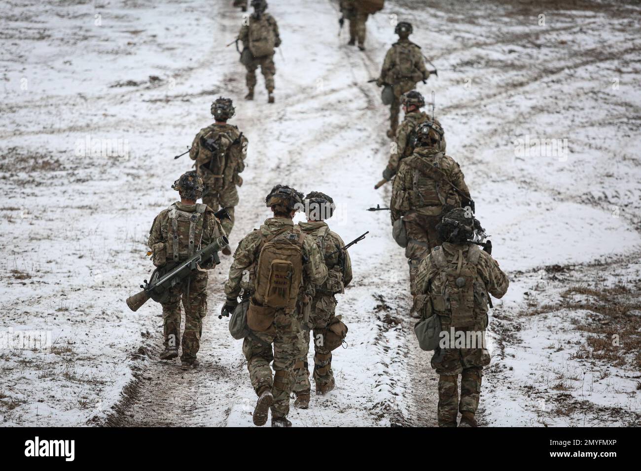 Hohenfels, Bayern, Germania. 28th Jan, 2023. STATI UNITI I soldati dell'esercito assegnati al reggimento di cavalleria 2D tornano in un punto di partenza della missione durante Dragoon Ready 23 (DR 23) presso il Joint Multinational Readiness Center di Hohenfels, Germania, gennaio. 28, 2023. Dragoon Ready 23 è stato progettato per garantire la preparazione e la formazione del reggimento nei suoi compiti essenziali di missione a sostegno di operazioni terrestri unificate per migliorare la competenza e l'interoperabilità con gli alleati della NATO. I partecipanti all'esercitazione includono circa 2.500 Stati Uniti Soldati del 2D° reggimento della cavalleria, 150 Stati Uniti Soldati dal combattimento 12th avi Foto Stock