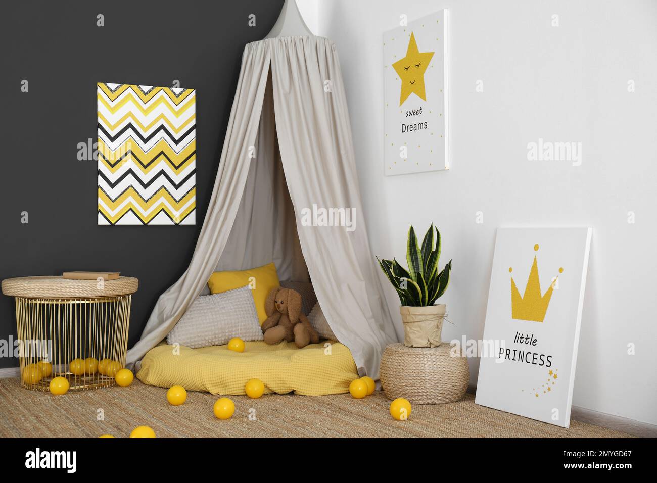 Interno della stanza del bambino con tenda del gioco e poster carini Foto Stock