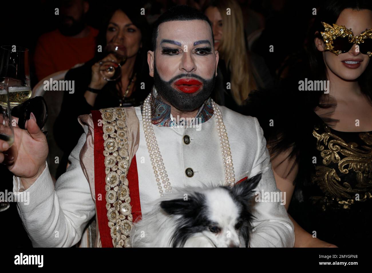 Harald Glööckler mit Hund Billy King und Raffas Plastic Life bei der Anja Gockel Fashion Show 'sense Senses' auf der Berlin Fashion Week Autumn/winte Foto Stock