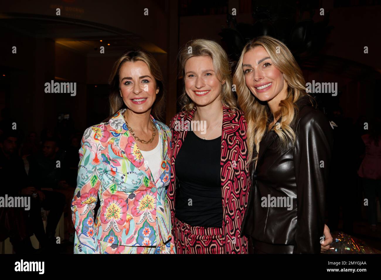 Bettina Cramer, Britta Heidemann und Annika Gassner bei der Anja Gockel Fashion Show 'sense' auf der Berlin Fashion Week Autunno/Inverno 2023 im Foto Stock