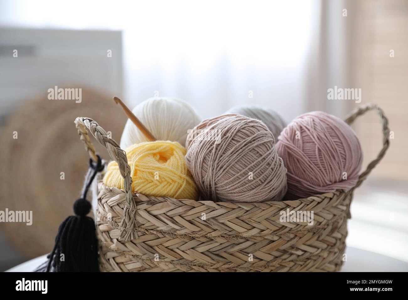 Cestino in vimini con tacchette e crochet all'interno. Coinvolgimento  nell'hobby Foto stock - Alamy