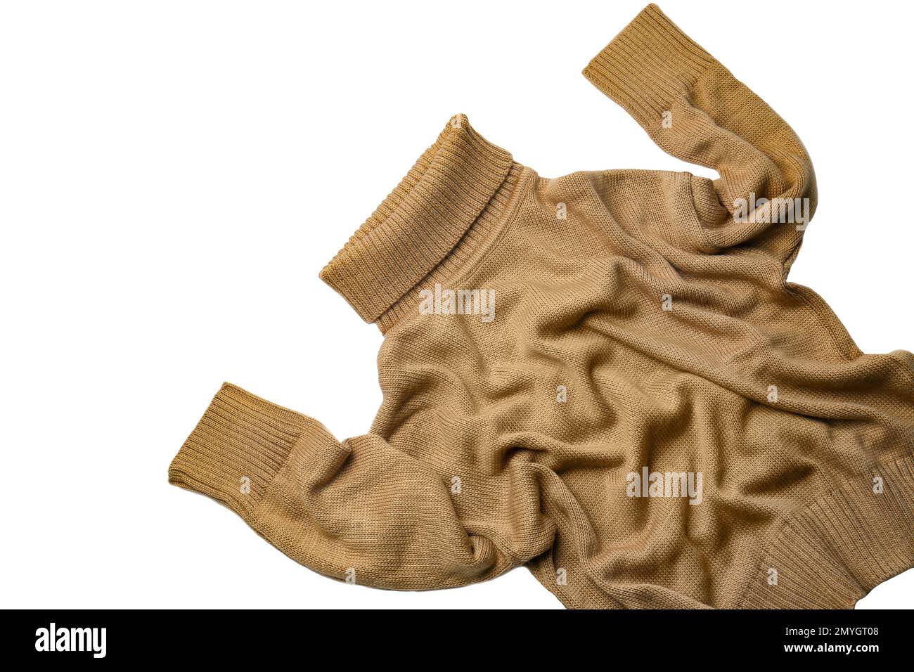 Maglione marrone con dolcevita su sfondo bianco, vista dall'alto Foto Stock