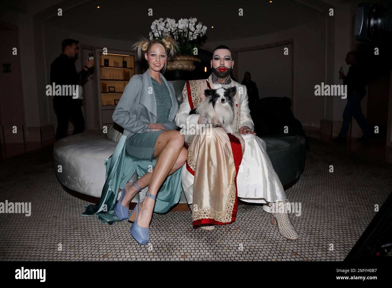 Beatrice Turin, Harald Glööckler mit Hund Billy King bei der Anja Gockel Fashion Show 'even Senses' auf der Berlin Fashion Week Autunno/Inverno 2023 im Foto Stock