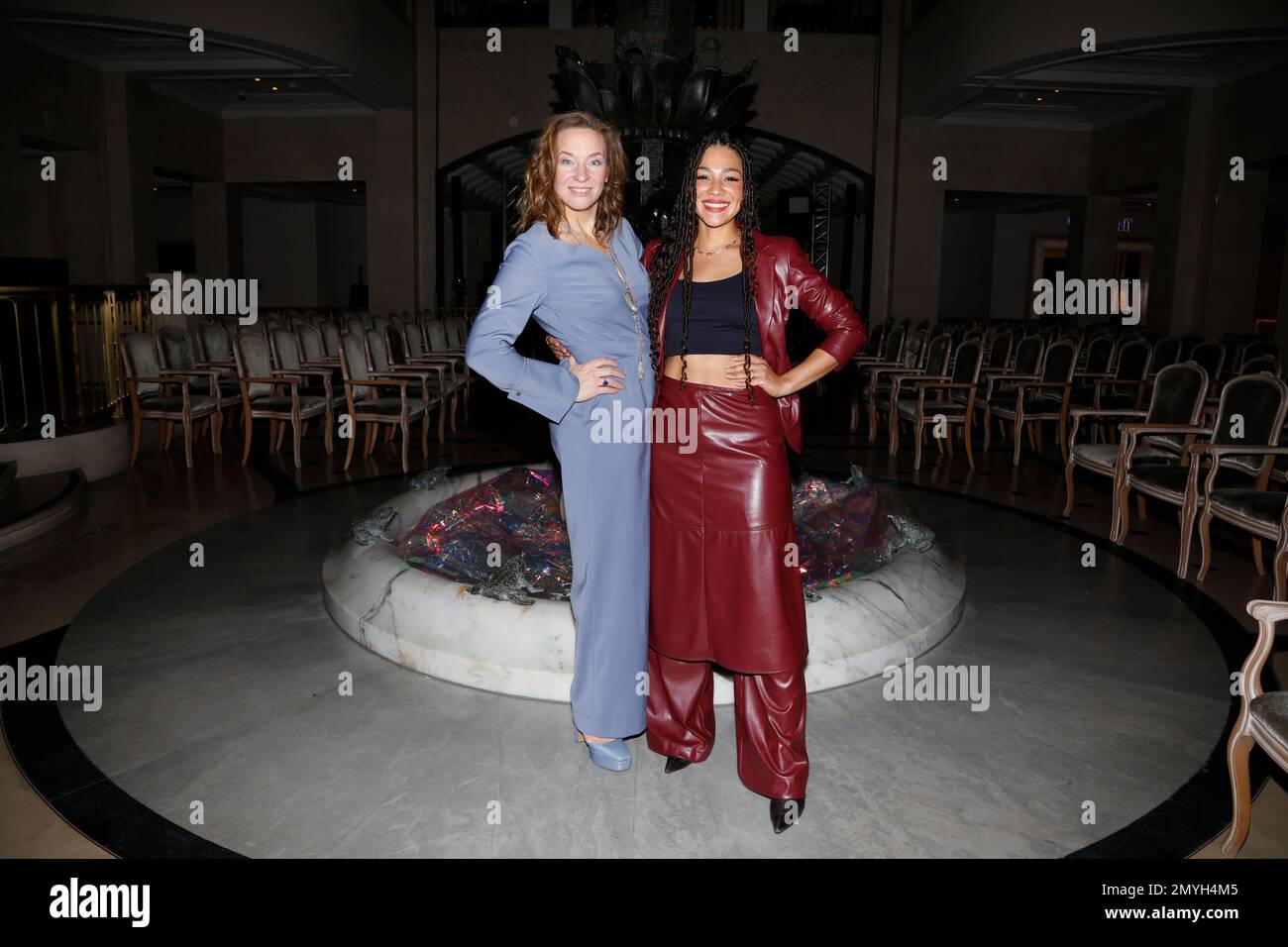 Anja Gockel,Julia Dalia bei der Anja Gockel Fashion Show 'sense Senses' auf der Berlin Fashion Week Autunno/Inverno 2023 im Hotel Adlon Kempinski. Berli Foto Stock