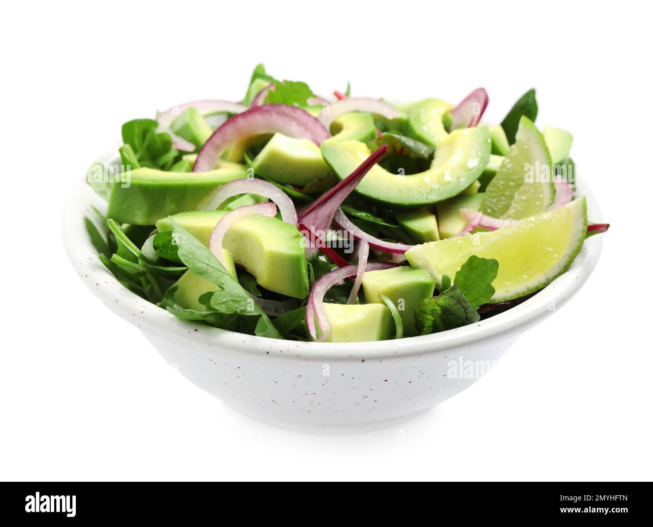 Deliziosa insalata con avocado in ciotola su fondo bianco Foto Stock