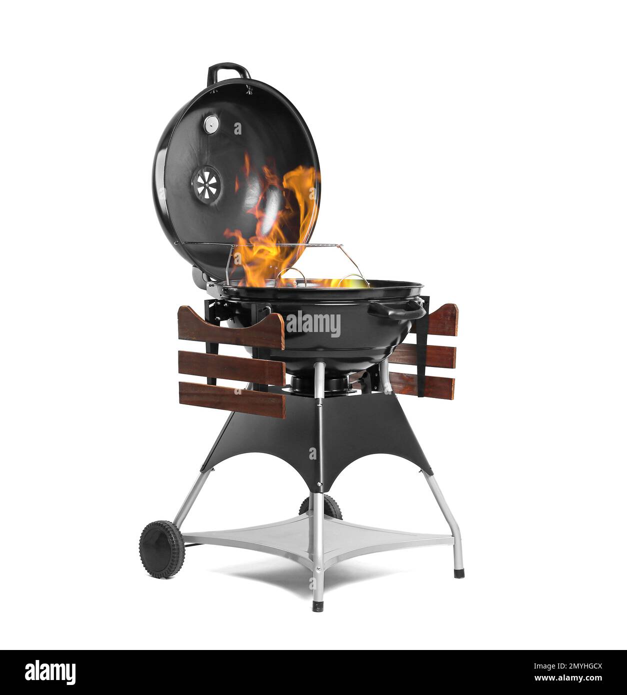 Barbecue grill con fiamme su sfondo bianco Foto Stock