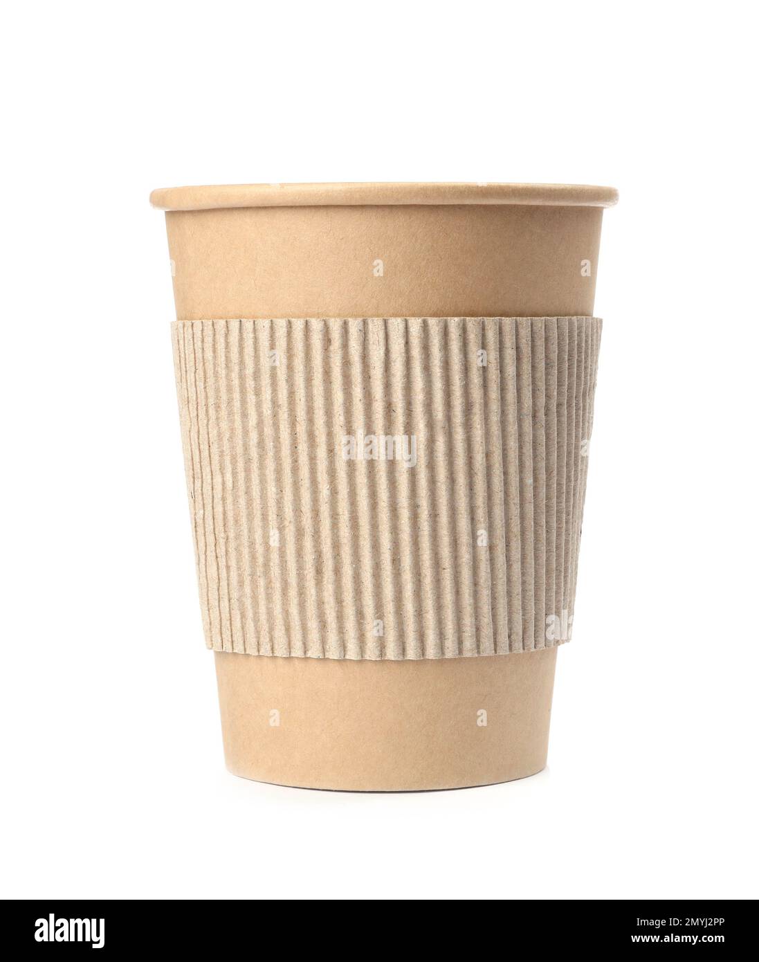 Tazza da caffè in carta da asporto con manicotto di cartone isolato su bianco Foto Stock