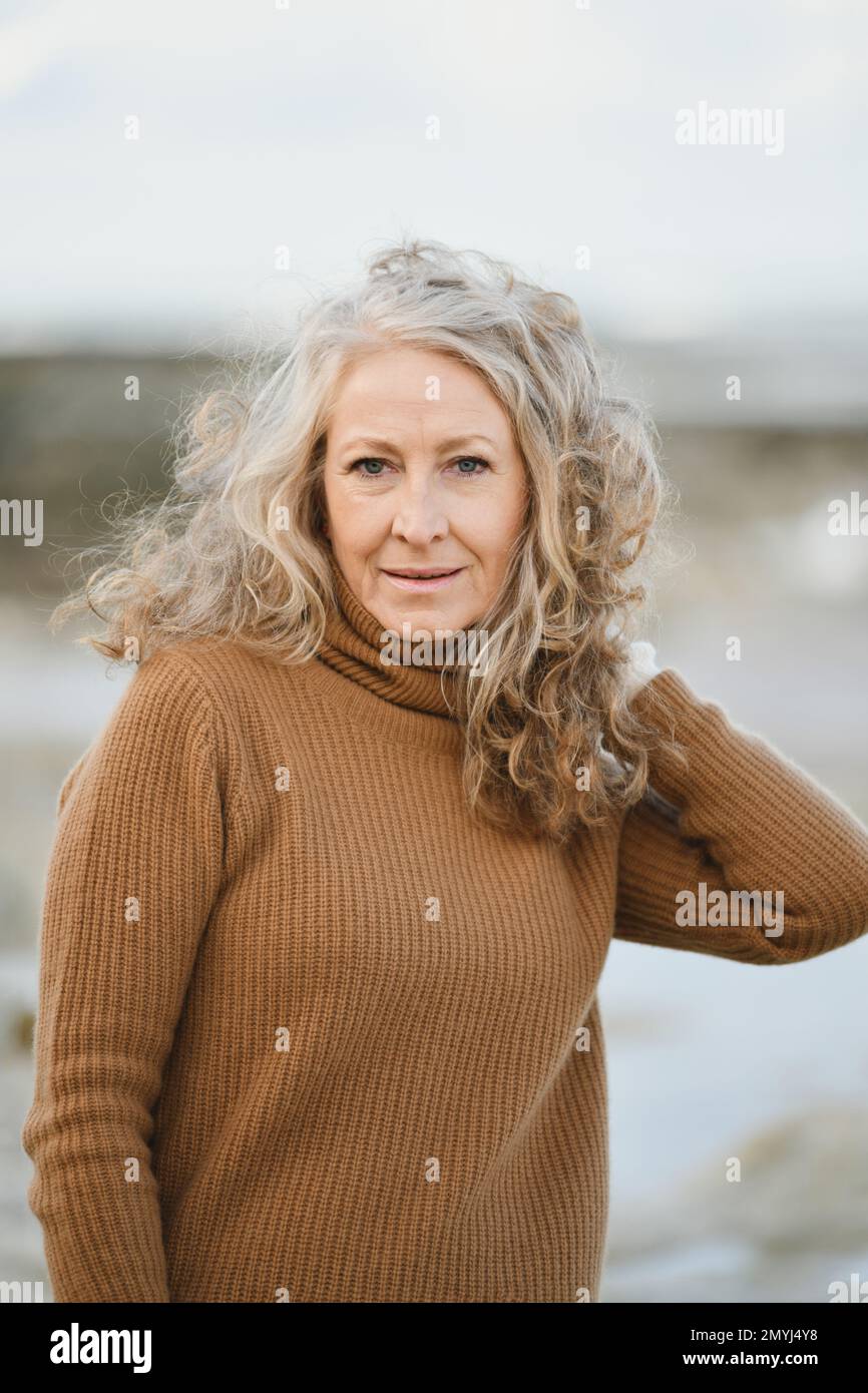 Ritratto di una donna cinquantenne con capelli grigi Foto Stock