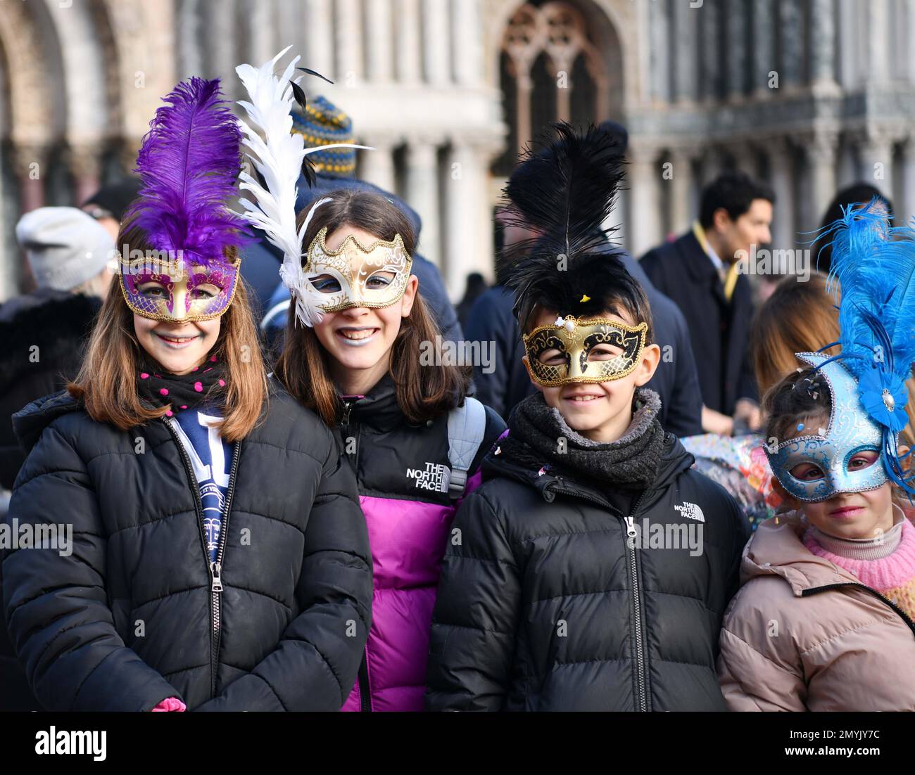 Venezia, Italia. 4th Feb, 2023. I bambini che indossano le maschere partecipano al Carnevale di Venezia il 4 febbraio 2023. Il Carnevale di Venezia 2023 è iniziato sabato nella città lagunare italiana e durerà fino al 21 febbraio. Credit: Jin Mamengni/Xinhua/Alamy Live News Foto Stock