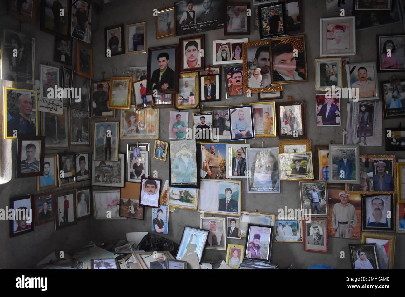 Camera piena di foto incorniciate di Yazidi che sono morti prima di fare un pellegrinaggio al tempio lalesco, il luogo più santo della religione yazid Foto Stock