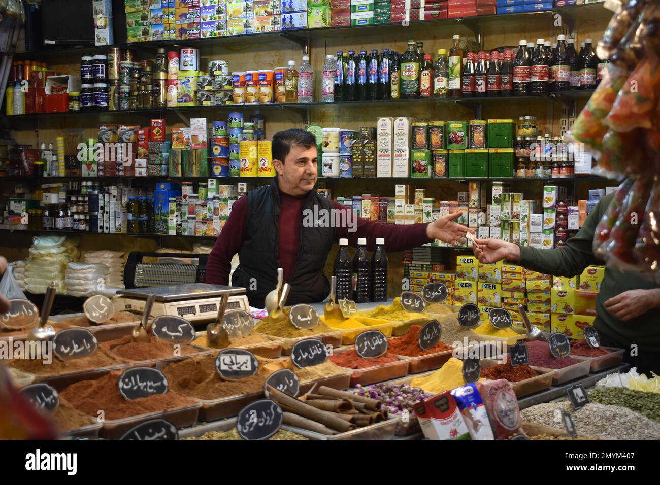 Una colorata bancarella del mercato, ben rifornita di spezie e condimenti, nel souq di Duhok (mercato) Foto Stock