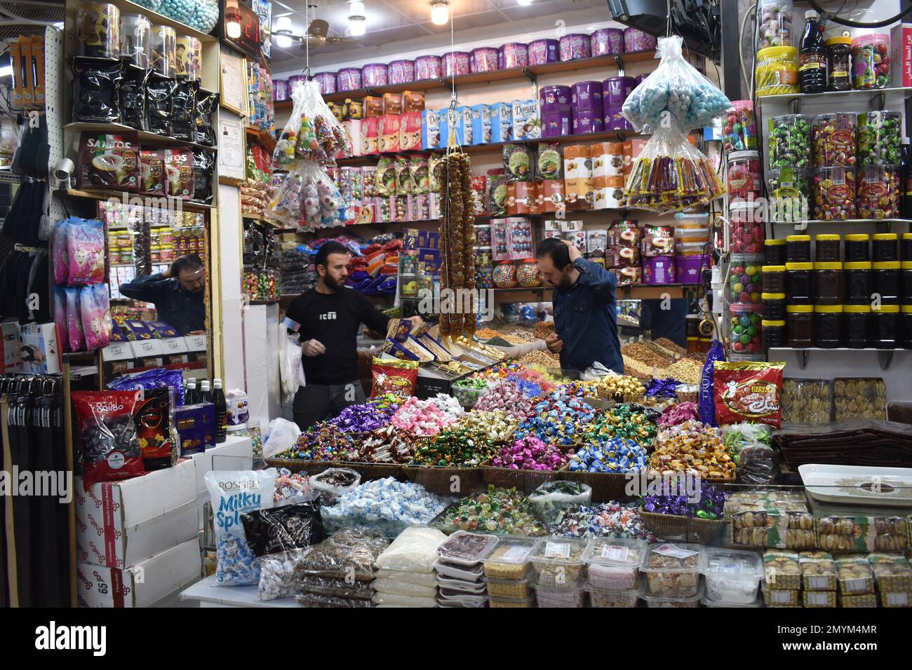 Un negozio di caramelle ben fornito nel souq Duhok (mercato), Iraq Foto Stock