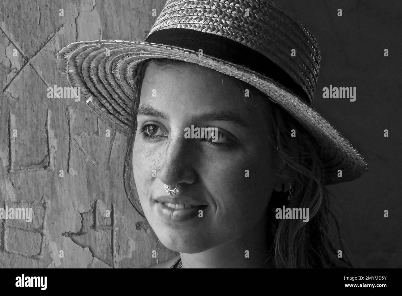 Giovane donna con cappello di paglia e sudore che piercing al naso Foto Stock