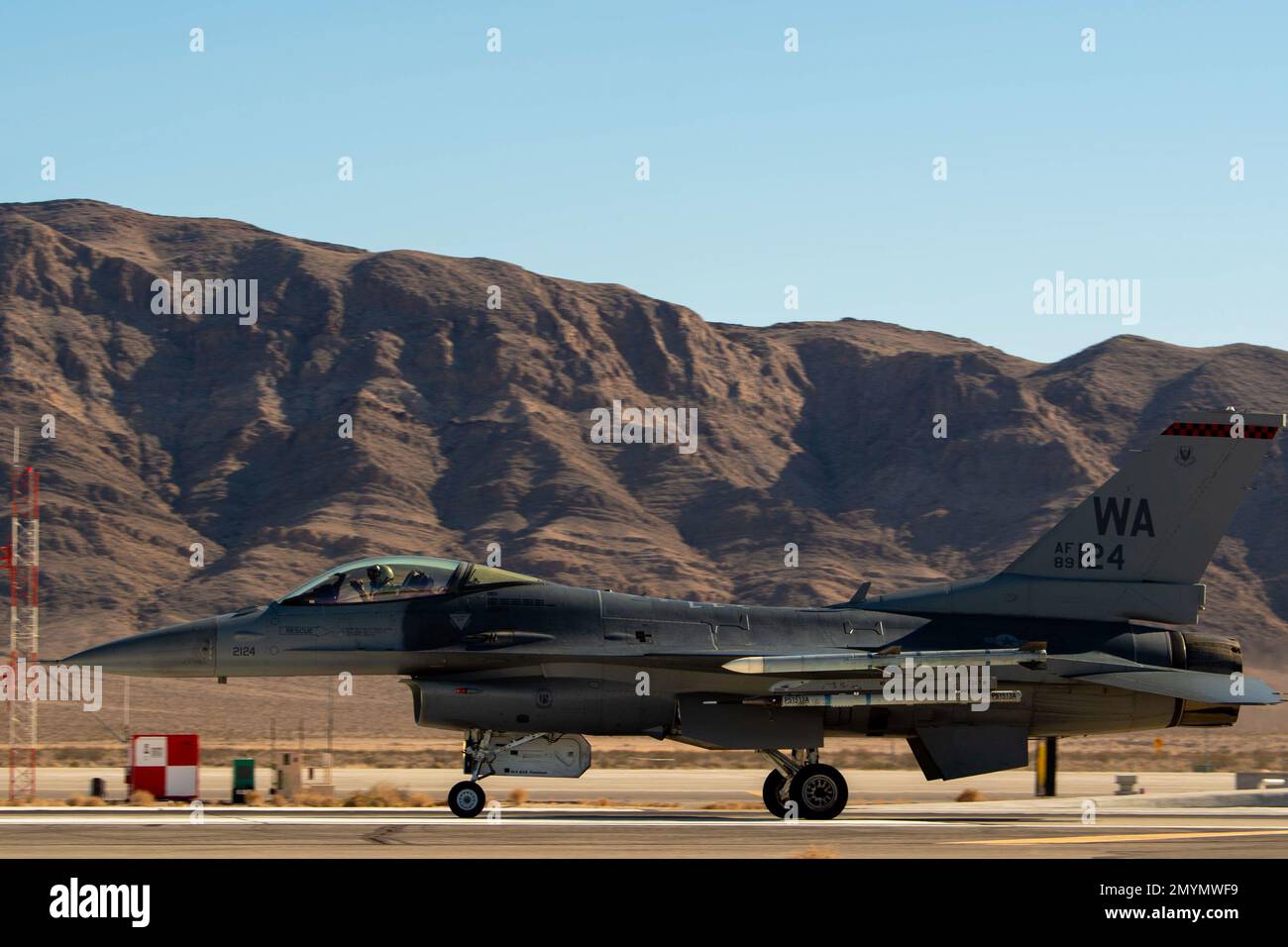 Un F-16 Fighting Falcon assegnato ai 16th armi Squadron taxi per una missione durante la bandiera rossa 23-1 alla base dell'aeronautica di Nellis, Nevada 23 gennaio 2023. La scuola di armi fornisce supporto accademico e di consulenza a numerose unità, migliorando la formazione di combattimento aereo per gli Airmen dell'aeronautica, del Dipartimento della Difesa e dei servizi alleati degli Stati Uniti ogni anno. (STATI UNITI Air Force foto di staff Sgt. Michael Jones) Foto Stock