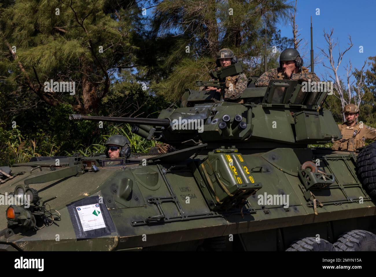 STATI UNITI Marines con il Battalion Landing Team 1/4, 31st Marine Expeditionary Unit, guida un veicolo blindato leggero durante un addestramento di rinforzo delle dimensioni di un plotone a Kin Beach, Okinawa, 1 febbraio 2023. La formazione è stata condotta in preparazione per integrare le forze in un'ampia gamma di operazioni militari, dall'azione diretta alla ricognizione. Il MEU 31st opera a bordo delle navi dell'America Amphibious Ready Group nell'area delle operazioni 7th Fleet per migliorare l'interoperabilità con alleati e partner e fungere da pronta forza di risposta per difendere la pace e la stabilità nella regione dell'Indo-Pacifico. (STATI UNITI Mar Foto Stock